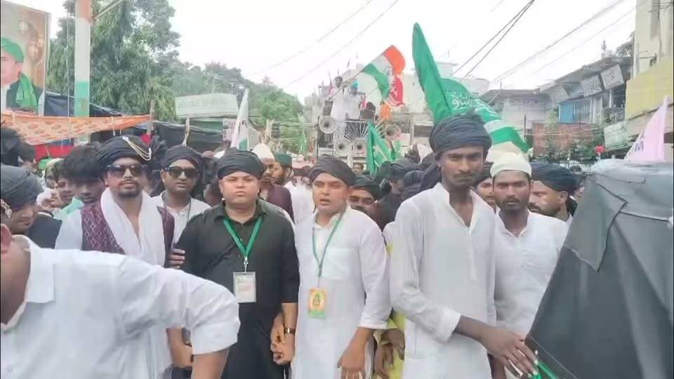 बारहवीं शरीफ पर निकला जुलूस-ए-मोहम्मदी, नात और सलाम से गूंजा शहर