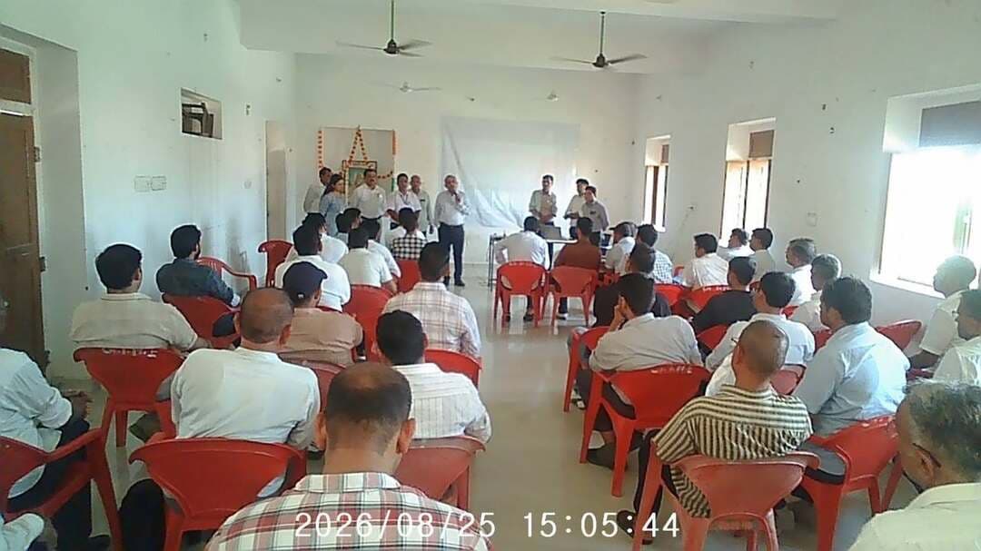 *नगरीय निकाय चुनाव-2026*
*नगरीय निकायों के चुनावों के सुचारू संचालन को लेकर आरओ, एआरओ एवं सेक्टर अधिकारियों का प्रशिक्षण आयोजित*
डीडवाना-कुचामन, 26 अगस्त। जिले में नगरीय निकाय चुनावों के स्वतंत्र, निष्पक्ष और सुचारु संचालन को लेकर जिला प्रशासन द्वारा तैयारियां तेज कर दी गई हैं। इसी कड़ी में बुधवार को जिला कलेक्ट्रेट सभागार में जिले के सभी रिटर्निंग अधिकारियों और सहायक रिटर्निंग अधिकारियों के लिए एक दिवसीय प्रशिक्षण कार्यक्रम का आयोजन किया गया। इस प्रशिक्षण में चुनाव से जुड़ी कानूनी प्रक्रियाओं, नामांकन, संवीक्षा (स्क्रूटनी), नाम वापसी और मतदान प्रबंधन के संबंध में विस्तृत दिशा-निर्देश दिए गए। अधिकारियों को चुनाव के दौरान आदर्श आचार संहिता की पालना कड़ाई से सुनिश्चित करने के निर्देश दिए गए।
इस दौरान उप जिला निर्वाचन अधिकारी रतन कुमार ने सभी रिटर्निंग एवं सहायक रिटर्निग अधिकारियों को नगरीय निकायों के निष्पक्ष एवं सुचारु चुनाव को लेकर आवश्यक दिशा निर्देश दिए।
इसी क्रम में नगरीय निकाय चुनाव में फील्ड व्यवस्था और कानून व्यवस्था को सुदृढ़ बनाने के लिए स्थानीय राजकीय बांगड़ उच्च माध्यमिक विद्यालय में जिले के सभी सेक्टर अधिकारियों का प्रशिक्षण शिविर आयोजित हुआ। इस शिविर में चुनाव प्रशिक्षकों द्वारा सेक्टर अधिकारियों को उनके क्षेत्रों में मतदान केंद्रों के भौतिक सत्यापन, रूट चार्ट, संवेदनशील केंद्रों की निगरानी और ईवीएम प्रबंधन से जुड़ी बारीकियों के बारे में प्रशिक्षित किया गया। इस दौरान मास्टर ट्रेनर रघुवीर सिंह सहित अन्य द्वारा सेक्टर अधिकारियों को चुनावों के दौरान उनके दायित्वों के बारे में बताया गया।
उप जिला निर्वाचन अधिकारी रतन कुमार ने दोनों ही प्रशिक्षण स्थलों का निरीक्षण कर अधिकारियों को पूरी निष्पक्षता और सतर्कता के साथ चुनावी कार्यों के संपादन के निर्देश दिए।
------------------------------