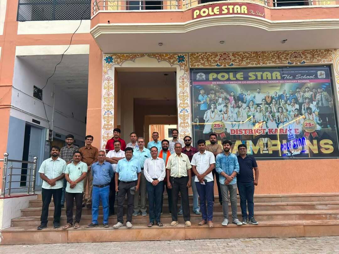 भारत को जानो प्रतियोगिता 31 को, डीडवाना के 21 स्कूलों में होगी परीक्षा, कार्यकर्ताओं को दी जिम्मेदारी
डीडवाना। भारत विकास परिषद् शाखा डीडवाना के तत्वावधान में 31 अगस्त को ‘भारत को जानो’ प्रतियोगिता का आयोजन किया जाएगा। शाखा मीडिया प्रभारी लोकेश अग्रवाल ने बताया कि प्रतियोगिता की तैयारियों को लेकर पोल स्टार स्कूल में क्षेत्रीय संयुक्त महासचिव विनोद सेन की अध्यक्षता में एक बैठक आयोजित कर कार्यकर्ताओं को जिम्मेदारियां सौंपी गईं। इस दौरान क्षेत्रीय संयुक्त महासचिव विनोद सेन ने बताया कि 31 अगस्त को पूरे राजस्थान में एक साथ इस प्रतियोगिता का आयोजन किया जायेगा जिसको लेकर वहृद स्तर पर तैयारियां की जा रही हैं। उन्होंने बताया कि प्रतियोगिता सरकारी व निजी विद्यालयों में आयोजित की जाएगी। संस्कार संयोजक भुवनेश शर्मा व प्रांतीय संपर्क संयोजक शिवकुमार शर्मा ने बताया कि राष्ट्रीय स्तर की इस प्रतियोगिता का मुख्य उद्देश्य विद्यार्थियों में भारतीय संस्कृति, संस्कार, इतिहास, भूगोल, विज्ञान व महापुरुषों के जीवन मूल्यों के प्रति राष्ट्रभक्ति और आत्मगौरव की भावना जागृत करना है। जिला समन्वयक राकेश जांगिड़ ने बताया कि परीक्षा का आयोजन दो वर्गों में होगा जिसमें कनिष्ठ वर्ग(कक्षा 6 से 8) एवं वरिष्ठ वर्ग (कक्षा 9 से 12) रहेगा। प्रतियोगिता चार चरण शाखा स्तर, प्रांतीय, क्षेत्रीय और राष्ट्रीय स्तर तक आयोजित होगी। प्रतियोगिता संयोजक शंभूसिंह गौड़ व दिनेश गहलोत ने बताया कि सभी केंद्रों तक प्रश्न पत्र पहुंचा दिए गए हैं और स्थानीय कार्यकर्ता विद्यालयों से संपर्क कर व्यवस्थाओं को अंतिम रूप दे रहे हैं। प्रतियोगिता 31 अगस्त को डीडवाना शहर के 21 विद्यालयों में सुबह 8:30 बजे से 9:30 बजे तक होगी।परीक्षा को सुचारू रूप से संपन्न कराने के लिए 22 वीक्षक और 10 उड़नदस्तों में कार्यकर्ताओं को तैनात किया गया है। बैठक में विनोद सेन, शंभू सिंह गौड़, शिवप्रकाश शर्मा, महावीर सिंह, पंकज सैनी, बालमुकुंद बगड़िया, रामगोपाल बंजारा, राजेंद्र दाधीच, रामकिशोर सैनी, राकेश जांगिड़, लोकेश अग्रवाल, दिनेश गहलोत, कमल शर्मा, नरपत सिंह, अशोक सोलंकी, मनीष भारुका, अंकित वर्मा, भरत टाक, सिद्धार्थ सोनी, शीतल गुर्जर सहित अनेक कार्यकर्ता उपस्थित रहे।