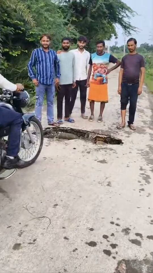 बारिश से लोहागरा-ललई लिंक रोड धंसी, ग्रामीणों ने जताई आवागमन बाधित होने की आशंका
यूनाइटेड भारत बारा
मनोज कुमार बिन्द
प्रयागराज, बारा। लगातार बारिश के चलते लोहागरा बाजार से ललई तिराहा-गौहानी मार्ग को जोड़ने वाली लिंक रोड की हालत खराब हो गई है। पाल बस्ती के पास सड़क का एक हिस्सा जमीन में धंस जाने से हादसे की आशंका बढ़ गई है।
ग्रामीणों का कहना है कि यह मार्ग कई गांवों के लोगों के आवागमन का प्रमुख रास्ता है। यदि सड़क के धंसे हुए हिस्से की जल्द मरम्मत नहीं कराई गई तो बारिश के कारण स्थिति और गंभीर हो सकती है तथा लोगों का आवागमन बाधित हो जाएगा।
गांव के राजेश कुमार बिंद, अंतिम लाल, कृष्ण कुमार और रमेश कुमार बिंद ने संबंधित विभाग से सड़क की तत्काल जांच कराकर मरम्मत कराने की मांग की है। ग्रामीणों का कहना है कि समय रहते सड़क को दुरुस्त नहीं किया गया तो आने-जाने वाले लोगों को भारी परेशानी का सामना करना पड़ेगा।
ग्रामीणों ने प्रशासन और संबंधित विभाग से मामले का संज्ञान लेते हुए जल्द से जल्द सड़क की मरम्मत कराने की मांग की है।