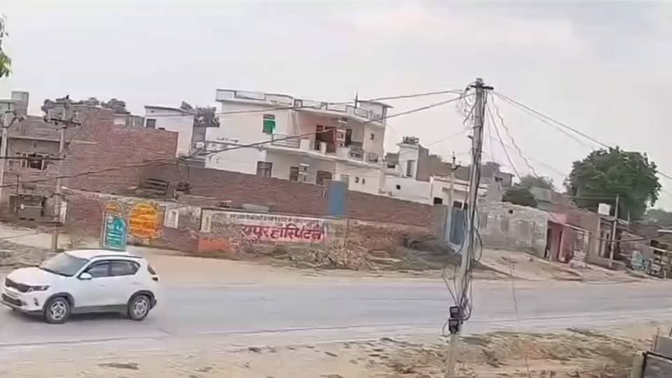 लौंगवाला में भीषण सड़क हादसा: अचानक स्कूटी मोड़ने से बाइक की टक्कर, CCTV में कैद हुई दर्दनाक घटना, एक गंभीर घायल
#Lalbahadurbhakhar #लोंगेवालारोड़एक्सीडेंट #LetestUpdate
पीलीबंगा/लौंगवाला:
लौंगवाला कस्बे के मुख्य बस स्टैंड पर एक दर्दनाक सड़क दुर्घटना में बाइक सवार युवक गंभीर रूप से घायल हो गया। घायल की पहचान वार्ड नंबर 06 निवासी मंगलाराम (पुत्र भागचंद नायक) के रूप में हुई है। घटना का दिल दहला देने वाला सीसीटीवी फुटेज भी सामने आया है।
हादसे की वजह यह रही कि मुख्य बस स्टैंड के पास आगे चल रही स्कूटी के अचानक मुड़ने से पीछे आ रही बाइक अनियंत्रित होकर टकरा गई। जोरदार टक्कर के चलते बाइक सवार मंगलाराम सड़क पर गिरकर लहूलुहान हो गए। उन्हें तुरंत नजदीकी चिकित्सालय में भर्ती कराया गया है, जहां उनका उपचार जारी है।
विडियो फुटेज सामने आने के बाद स्थानीय प्रशासन और प्रबुद्ध नागरिकों ने नाबालिगों व अनुभवहीन बच्चों द्वारा वाहन चलाने पर गहरी चिंता व्यक्त की है। अभिभावकों से अपील की गई है कि वे नाबालिग बच्चों को दोपहिया या चौपहिया वाहन न सौंपें, ताकि ऐसे हादसों की पुनरावृत्ति न हो।
* लौंगवाला सड़क हादसा: मेन बस स्टैंड पर अचानक स्कूटी मोड़ने से बाइक की जोरदार भिड़ंत।
* सीसीटीवी में कैद: हादसे का लाइव वीडियो सामने आया, वार्ड 6 निवासी मंगलाराम गंभीर घायल।
* अपील: प्रशासन व ग्रामीणों ने अभिभावकों से की अपील—नाबालिगों को न दें वाहन।