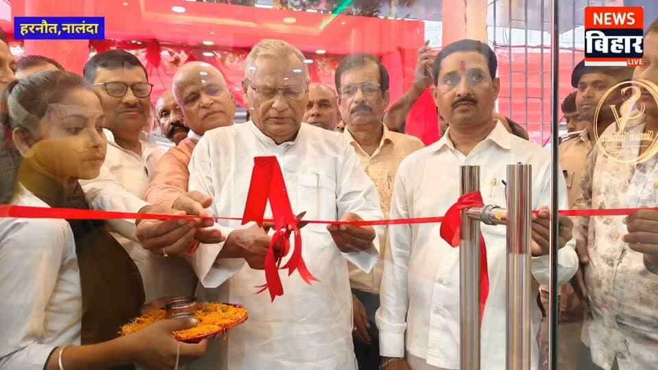 #नालंदा - हरनौत बाजार में संतोष वस्त्रालय दुकान का हरनौत विधानसभा क्षेत्र के विधायक हरिनारायण सिंह ने फीता काटकर किया भव्य उद्घाटन, एक ही छत के नीचे मिलेंगे हर प्रकार के कपड़े, ग्राहकों को दिया जा रहा है आकर्षक ऑफर
नालंदा से संवाददाता राकेश कुमार
हरनौत बाजार स्थित पिलर नंबर 32 के समीप जनता मार्केट में बुधवार को संतोष वस्त्रालय के नए प्रतिष्ठान का भव्य उद्घाटन किया गया। हरनौत विधानसभा क्षेत्र के विधायक हरिनारायण सिंह ने फीता काटकर प्रतिष्ठान का विधिवत उद्घाटन किया। उद्घाटन के मौके पर दुकान के संचालक उमेश कुमार चौरसिया एवं रवि गौतम ने विधायक समेत उपस्थित गणमान्य लोगों का अंगवस्त्र एवं बुके देकर स्वागत किया।
उद्घाटन समारोह को संबोधित करते हुए विधायक हरिनारायण सिंह ने दुकान संचालक को शुभकामनाएं देते हुए कहा कि हरनौत तेजी से विकसित हो रहा है और यहां का बाजार आसपास के ग्रामीण क्षेत्रों के लोगों के लिए खरीदारी का प्रमुख केंद्र है। ऐसे में संतोष वस्त्रालय के नए प्रतिष्ठान के खुलने से स्थानीय लोगों को बेहतर गुणवत्ता के कपड़े खरीदने के लिए बिहारशरीफ या पटना जाने की जरूरत नहीं पड़ेगी। उन्होंने कहा कि दुकान में एक ही छत के नीचे विभिन्न प्रकार के वस्त्र उपलब्ध होने से लोगों को खरीदारी में काफी सुविधा मिलेगी।
दुकान के संचालक रवि गौतम ने बताया कि संतोष वस्त्रालय पिछले करीब 45 वर्षों से हरनौत बाजार में ग्राहकों को अपनी सेवाएं दे रहा है। लंबे समय से कारोबार के दौरान ग्राहकों का जो विश्वास और प्यार मिला है, वही प्रतिष्ठान की सबसे बड़ी पूंजी है। इसी विश्वास को आगे बढ़ाते हुए अब रांची रोड के समीप जनता मार्केट में संतोष वस्त्रालय का नया प्रतिष्ठान शुरू किया गया है।
उन्होंने बताया कि नए प्रतिष्ठान में महिलाओं, पुरुषों एवं बच्चों के लिए विभिन्न प्रकार के कपड़ों की विस्तृत रेंज उपलब्ध कराई गई है। महिलाओं के लिए आकर्षक साड़ी एवं लहंगा, जबकि पुरुषों के लिए शर्ट, पैंट, जींस, टी-शर्ट समेत अन्य फैशन से जुड़े वस्त्र उपलब्ध हैं। आगामी पर्व-त्योहारों को देखते हुए ग्राहकों के लिए विभिन्न कपड़ों पर विशेष ऑफर भी दिए जा रहे हैं।
रवि गौतम ने कहा कि ग्राहकों को बेहतर गुणवत्ता के कपड़े किफायती दर पर उपलब्ध कराना प्रतिष्ठान की प्राथमिकता है। उन्होंने दावा किया कि बाजार के अन्य प्रतिष्ठानों की तुलना में यहां ग्राहकों को उचित एवं प्रतिस्पर्धी कीमत पर वस्त्र उपलब्ध कराने का प्रयास किया जा रहा है। उन्होंने क्षेत्र के लोगों से नए प्रतिष्ठान में आकर उपलब्ध वस्त्रों एवं ऑफरों का लाभ उठाने की अपील की।
उद्घाटन समारोह के दौरान प्रतिष्ठान में आसपास के लोगों एवं ग्राहकों की काफी भीड़ देखी गई। लोगों ने दुकान में उपलब्ध कपड़ों की विभिन्न रेंज का जायजा लिया और नए प्रतिष्ठान के खुलने पर संचालकों को शुभकामनाएं दीं। स्थानीय लोगों का कहना है कि हरनौत बाजार में इस तरह के प्रतिष्ठान के खुलने से क्षेत्र के लोगों को एक ही स्थान पर विभिन्न प्रकार के कपड़े और फैशन से जुड़े उत्पाद उपलब्ध हो सकेंगे।
इस अवसर पर जदयू जिला उपाध्यक्ष सह विधायक पुत्र अनिल सिंह, जदयू प्रखंड अध्यक्ष रविकांत कुमार, हरनौत नगर पंचायत के मुख्य पार्षद प्रतिनिधि धीरज कुमार उर्फ पल्लू सिंह, व्यापार मंडल अध्यक्ष सह बस्ती पैक्स अध्यक्ष दिलीप सिंह, पूर्व प्रमुख रंजीत कुमार, हरनौत नगर पंचायत के उप मुख्य पार्षद प्रतिनिधि सह समाजसेवी सुरेश सिंह, जदयू नेता रोहित सिंह, रौशन कुमार, सबनाहुआ पैक्स अध्यक्ष जितेंद्र कुमार, डिहरी पैक्स अध्यक्ष हिमांशु पटेल, चेरो पंचायत के मुखिया प्रतिनिधि सह समाजसेवी मधुसूदन कुमार, बस्ती के कुशेश्वर सिंह, राजद नेता जीतू यादव एवं मुनि शर्मा, सूर्यभान कुमार समेत बड़ी संख्या में गणमान्य लोग एवं स्थानीय नागरिक मौजूद रहे।