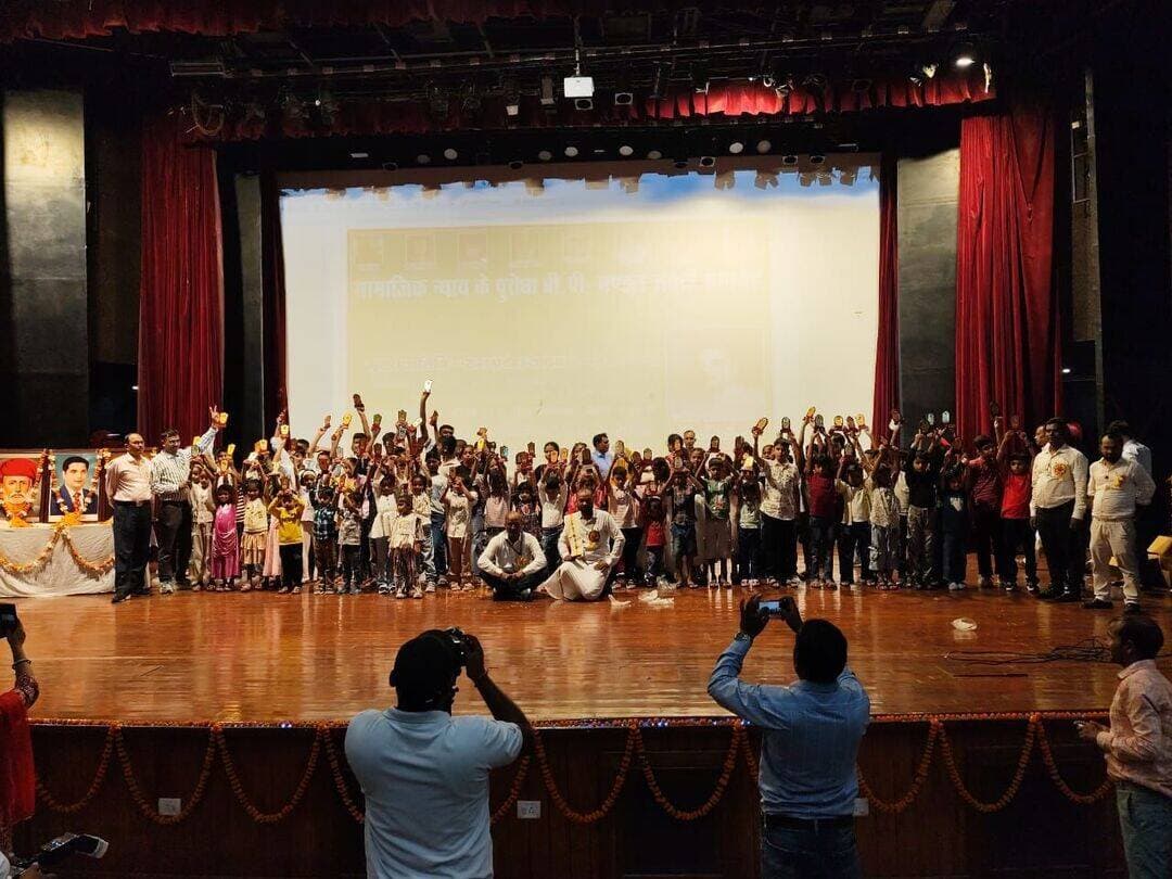 ओ.बी.सी. रेलवे एम्प्लॉईज एसोसिएशन ने धूमधाम से मनाया मण्डल जयंती समारोह
रायबरेली। आधुनिक रेल डिब्बा कारखाना (आरेडिका) रायबरेली
ऑल इण्डिया ओ.बी.सी. रेलवे एम्प्लॉईज एसोसिएशन के तत्वावधान में सामाजिक न्याय के पुरोधा व महानायक मा० बी०पी० मण्डल जी की जयंती समारोह का भव्य आयोजन किया गया। यह कार्यक्रम आरेडिका रायबरेली के सरस्वती ऑडिटोरियम में सफलतापूर्वक संपन्न हुआ।
समारोह के मुख्य अतिथि आधुनिक रेल डिब्बा कारखाना, रायबरेली के प्रधान मुख्य अभियन्ता मा० श्री राम प्रवेश यादव जी रहे। कार्यक्रम की शुरुआत मुख्य अतिथि और एसोसिएशन के पदाधिकारियों द्वारा दीप प्रज्ज्वलन के साथ हुई। इस अवसर पर अपने संबोधन में मुख्य अतिथि मा० श्री राम प्रवेश यादव जी ने अन्य पिछड़े वर्गों (OBC) के उत्थान में बी.पी. मण्डल जी के ऐतिहासिक योगदान की जमकर सराहना की।
कार्यक्रम की अध्यक्षता अखिल भारतीय ओबीसी रेलवे कर्मचारी संगठन उत्तर रेलवे के पूर्व केंद्रीय अध्यक्ष एवं ओबीसी फेडरेशन के संस्थापक सदस्य व पूर्व राष्ट्रीय वित्त सचिव श्री के. एस. कुशवाहा जी द्वारा की गई। उन्होंने अपने ओजपूर्ण भाषण से उपस्थित जनसमूह में जबरदस्त जोश भरने का काम किया। एसोसिएशन के स्थानीय अध्यक्ष रंजीत सिंह ने वर्तमान दौर की चुनौतियों को रेखांकित करते हुए ओ.बी.सी. समाज को निरंतर आगे बढ़ने का मूलमंत्र प्रदान किया।
समारोह में अन्य जोनल रेलवे से भी कई वरिष्ठ पदाधिकारी शामिल हुए, जिनमें प्रमुख रूप से:
श्री बी.के. सिंह (सहायक महासचिव, अखिल भारतीय ओबीसी रेलवे कर्मचारी संगठन, उत्तर रेलवे)
श्री अभिषेक यादव (मंडल मंत्री, अखिल भारतीय ओ.बी.सी. रेलवे कर्मचारी संगठन, लखनऊ मंडल)
श्री प्रेम शंकर चौधरी (पूर्व शाखा अध्यक्ष, डीजल शेड आलमबाग, लखनऊ) उपस्थित रहे।
मण्डल जयंती समारोह के मुख्य आयोजन से पूर्व बच्चों और महिलाओं के लिए विभिन्न आयु वर्गों की कई प्रतियोगिताएं आयोजित की गईं, जिनके विजेताओं को मंच पर सम्मानित किया गया। इसके साथ ही समाज का नाम रोशन करने वाले मेधावियों, जिन्होंने JEE, NEET और विभिन्न सरकारी नौकरियों की प्रतियोगी परीक्षाओं में सफलता हासिल की है, उन्हें और उनके माता-पिता को विशेष रूप से सम्मानित कर उनका हौसला बढ़ाया गया।
समारोह के दौरान आयोजित विभिन्न रंगारंग सांस्कृतिक कार्यक्रमों के माध्यम से उपस्थित जनसमूह को सामाजिक न्याय, लोकतंत्र और समान प्रतिनिधित्व की अवधारणा को बेहद सरल और प्रभावी ढंग से समझाया गया।
समारोह के अंत में सचिव ओम प्रकाश ने कार्यक्रम में आए हुए सभी अतिथियों और सदस्यों का आभार व धन्यवाद व्यक्त किया। उन्होंने समाज में एकता और अनुशासन की भावना के साथ ओ.बी.सी. वर्ग के आगे बढ़ने की कामना की।
इस भव्य आयोजन को सफल बनाने में कोषाध्यक्ष मुनेश कुमार सहित संयुक्त सचिव विनोद कुमार, आदित्य प्रकाश, नरदेव सिंह, रवि रंजन, राजू कुमार,प्रिंस कुमार, दिग्विजय, जितेन्द्र यादव,जितेन्द्र कुशवाहा ,राजकुमार, धनंजय कुमार,रोहित शर्मा और सुशील वर्मा ने महत्वपूर्ण भूमिका निभाई। कार्यक्रम के समापन पर सभी उपस्थित सदस्यों के लिए सुरुचिपूर्ण भोजन की व्यवस्था की गई थी।