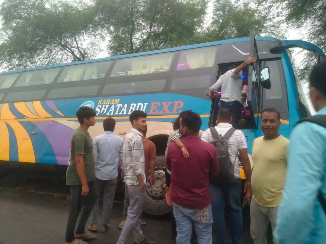 तेज रफ्तार अनियंत्रित बस सड़क किनारे कच्चे में धंसकर पेड़ में अटकी टला बड़ा हादसा।
--------------------------------
आक्रोशित यात्रियों के अनुसार नशे में धुत था बस चालक, बाल-बाल बचे यात्री।
--------------------------------
बछरावां रायबरेली ।थाना क्षेत्र की थुलेडीं चौकी अंतर्गत बुधवार सुबह 6 बजे के आसपास बछरावां महराजगंज मार्ग पर हरदोई शारदा नहर चढ़ाई पर दिल्ली से इन्हौना सुल्तानपुर जा रही बस संख्या BR-28 P5455,करम शताब्दी एक्सप्रेस की एक तेज रफ्तार डबलटेकर बस अनियंत्रित होकर सड़क किनारे खड़े बबूल के पेड़ से टकराकर फंस गई। गनीमत रही कि बस 50 फिट नीचे खड्ड में गिरने से बच गई और एक बड़ा हादसा होने से टल गया। स्थानीय लोगों द्वारा बताया गया है दुर्घटना के समय बस में लगभग 75 यात्री सवार थे सभी सुरक्षित हैं किसी को चोट नहीं आई है। आक्रोशित यात्रियों का आरोप है कि बस चालक शराब के नशे में धुत था। हादसे के तुरंत बाद बस में सवार लोगों ने सूझबूझ दिखाते हुए सुरक्षित बाहर निकलकर अपनी जान बचाई , सूचना मिलते ही 112 पुलिस की टीम मौके पर पहुंचकर स्थिति को संभाला,बाद में चौकी पुलिस ने पहुंचकर दो क्रेनों की मदद से गड्डे और पेड़ में फंसी बस को बाहर निकलवाकर आवागमन चालू कराया। वहीं दूसरी बस मंगा कर यात्रियों को गंतव्य की ओर रवाना किया गया। प्रश्न खड़ा होता है कि 75 यात्रियों को लेकर जा रही बस के चालक ने शराब का प्रयोग क्यों किया क्या उसे यात्रियों की जान की चिंता नहीं थी प्रशासन को इस पर ध्यान देना होगा।
