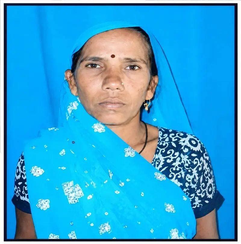शाहजहांपुर | पड़ोसी भाइयों का झगड़ा शांत कराने पहुंची महिला की हत्या से सनसनी
जैतीपुर थाना क्षेत्र के नवादा मोड़ में मंगलवार रात उस समय दर्दनाक घटना हो गई, जब पड़ोस में दो सगे भाइयों के बीच हो रहे विवाद को शांत कराने पहुंची 58 वर्षीय अनारकली पर कथित तौर पर धारदार हथियार से हमला कर दिया गया। गंभीर रूप से घायल महिला ने राजकीय मेडिकल कॉलेज शाहजहांपुर में इलाज के दौरान दम तोड़ दिया।
बताया जा रहा है कि पुष्पेंद्र और रामसागर के बीच विवाद हो रहा था। इसी दौरान अनारकली बीच-बचाव करने पहुंचीं, जहां आरोप है कि पुष्पेंद्र ने उनके सिर पर धारदार हथियार से हमला कर दिया। गंभीर हालत में उन्हें जैतीपुर सीएचसी से मेडिकल कॉलेज रेफर किया गया, जहां देर रात उनकी मौत हो गई।
अनारकली के पति का पहले ही निधन हो चुका था। उनकी मौत से परिवार में कोहराम मचा है। बेटे-बेटी का रो-रोकर बुरा हाल है।
पुलिस ने शव का पंचनामा भरकर पोस्टमार्टम के लिए भेज दिया है। थाना प्रभारी के अनुसार अभी तहरीर प्राप्त नहीं हुई है। तहरीर मिलने के बाद मुकदमा दर्ज कर नियमानुसार कार्रवाई की जाएगी।
⚠️ पड़ोसी का विवाद सुलझाने पहुंची महिला खुद बन गई हिंसा का शिकार—घटना ने गांव में मचा दिया हड़कंप।
<nis:link nis:type=tag nis:id=shahjahanpur nis:value=Shahjahanpur nis:enabled=true nis:link/> <nis:link nis:type=tag nis:id=jaitipur nis:value=Jaitipur nis:enabled=true nis:link/> <nis:link nis:type=tag nis:id=breakingnews nis:value=BreakingNews nis:enabled=true nis:link/> <nis:link nis:type=tag nis:id=crimenews nis:value=CrimeNews nis:enabled=true nis:link/> <nis:link nis:type=tag nis:id=upnews nis:value=UPNews nis:enabled=true nis:link/> <nis:link nis:type=tag nis:id=shahjahanpurnews nis:value=ShahjahanpurNews nis:enabled=true nis:link/> <nis:link nis:type=tag nis:id=हत्या nis:value=हत्या nis:enabled=true nis:link/> <nis:link nis:type=tag nis:id=क्राइम_न्यूज nis:value=क्राइम_न्यूज nis:enabled=true nis:link/>