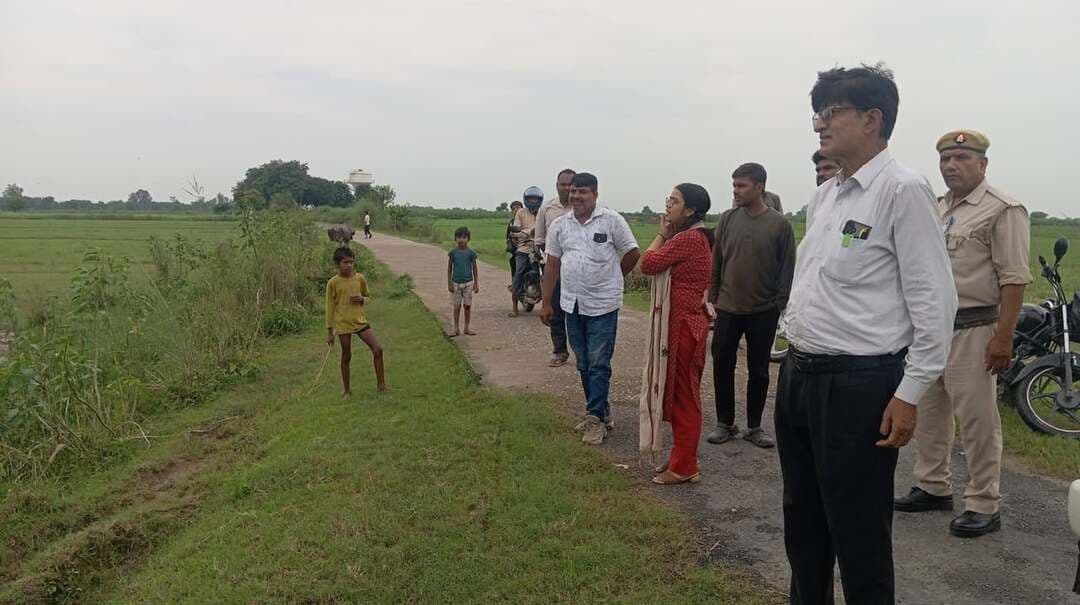 बाढ़ प्रभावित गांवों का निरीक्षण, पीड़ित परिवारों को मिली राहत किट
रामगंगा नदी के बढ़ते जलस्तर से प्रभावित होने वाले ग्राम भावन, गुडेरा, चपरा एवं अमैयापुर का उप जिलाधिकारी महोदया द्वारा मौके पर पहुंचकर निरीक्षण किया गया। इस दौरान बाढ़ की स्थिति, ग्रामीणों की समस्याओं और आवश्यक व्यवस्थाओं का जायजा लिया गया।
निरीक्षण के बाद अंबरपुर में बाढ़ से पीड़ित परिवारों को बाढ़ राहत किट वितरित की गई। प्रशासन की ओर से प्रभावित परिवारों को हरसंभव सहायता उपलब्ध कराने का भरोसा दिलाया गया।
🌊 बाढ़ प्रभावित क्षेत्रों में प्रशासन की सक्रिय निगरानी जारी है।
🤝 संकट की घड़ी में प्रभावित परिवारों तक राहत पहुंचाना प्राथमिकता है।
#बाढ़_राहत #रामगंगा #बाढ़_प्रभावित_गांव #अंबरपुर #राहत_किट #प्रशासन #बाढ़_प्रभावित_परिवार #Farrukhabad #FloodRelief