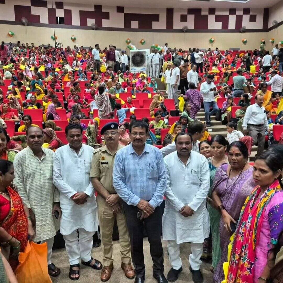रक्षाबंधन पर मातृशक्ति को मुख्यमंत्री की बड़ी सौगात
जालौन में गूंजा ‘लोकमाता अहिल्याबाई मातृशक्ति यात्रा’ का संदेश
जालौन। रक्षाबंधन के पावन पर्व से पहले मुख्यमंत्री योगी आदित्यनाथ ने प्रदेश की माताओं, बहनों और बेटियों को बड़ी सौगात दी। लखनऊ स्थित जुपिटर हॉल, इंदिरा गांधी प्रतिष्ठान से मुख्यमंत्री ने 60 वर्ष एवं उससे अधिक आयु की महिलाओं के लिए निःशुल्क बस यात्रा सुविधा वाली ‘लोकमाता अहिल्याबाई मातृशक्ति यात्रा’ योजना का शुभारंभ करते हुए विशेष बसों को फ्लैग ऑफ किया। साथ ही 27, 28 और 29 अगस्त को प्रदेश की महिलाओं को सहयात्री सहित निःशुल्क बस यात्रा की सुविधा देने की घोषणा की।
मुख्यमंत्री के कार्यक्रम का सजीव प्रसारण राजकीय मेडिकल कॉलेज के ऑडिटोरियम में एलईडी स्क्रीन के माध्यम से बड़ी संख्या में महिलाओं, जनप्रतिनिधियों एवं अधिकारियों ने देखा। इस दौरान सदर विधायक गौरीशंकर वर्मा, माधौगढ़ विधायक मूलचंद्र निरंजन, जिला पंचायत अध्यक्ष प्रशासक डॉ. घनश्याम अनुरागी, जल शक्ति मंत्री के प्रतिनिधि अरविंद चौहान, विधान परिषद सदस्य के प्रतिनिधि मयंक त्रिपाठी, कालपी विधायक के प्रतिनिधि धर्मेंद्र सिंह, जिलाधिकारी राजेश कुमार पाण्डेय, पुलिस अधीक्षक विनय कुमार सिंह, मुख्य विकास अधिकारी केके सिंह सहित अन्य जनप्रतिनिधि, अधिकारी और महिलाएं मौजूद रहीं।
मुख्यमंत्री के संबोधन के दौरान महिलाओं में खासा उत्साह दिखाई दिया। उपस्थित नारी शक्ति ने निःशुल्क बस यात्रा की सुविधा को महिलाओं के सम्मान, सुरक्षा और सुविधा से जुड़ी महत्वपूर्ण पहल बताया। कार्यक्रम में जनप्रतिनिधियों ने महिलाओं को रक्षाबंधन की शुभकामनाएं देते हुए साड़ी का वितरण भी किया।
सदर विधायक गौरीशंकर वर्मा ने कहा कि मुख्यमंत्री योगी आदित्यनाथ के नेतृत्व में प्रदेश सरकार महिलाओं के सम्मान, सुरक्षा और स्वावलंबन के लिए लगातार कार्य कर रही है। वहीं माधौगढ़ विधायक मूलचंद्र निरंजन ने कहा कि 60 वर्ष से अधिक आयु की महिलाओं के लिए शुरू की गई यह योजना वरिष्ठ माताओं के लिए बेहद उपयोगी होगी और उन्हें सामाजिक, धार्मिक व पारिवारिक यात्राओं में सुविधा मिलेगी।
जिला पंचायत अध्यक्ष प्रशासक डॉ. घनश्याम अनुरागी ने कहा कि रक्षाबंधन मातृशक्ति के सम्मान का भी पर्व है और इस अवसर पर निःशुल्क यात्रा की सुविधा सराहनीय कदम है। जिलाधिकारी राजेश कुमार पाण्डेय ने कहा कि शासन की जनकल्याणकारी योजनाओं का लाभ पात्र लोगों तक पहुंचाना जिला प्रशासन की प्राथमिकता है। उन्होंने महिलाओं से योजनाओं की जानकारी अधिक से अधिक लोगों तक पहुंचाने की अपील की।
जल शक्ति मंत्री के प्रतिनिधि अरविंद चौहान ने कहा कि प्रदेश सरकार महिलाओं के सम्मान, सुरक्षा, स्वावलंबन और सशक्तिकरण के लिए प्रतिबद्ध है। उन्होंने कहा कि ‘ऑपरेशन सिंदूर’ से देश की शक्ति और सुरक्षा के प्रति दृढ़ संकल्प सामने आया है, वहीं महिलाओं के लिए संचालित जनकल्याणकारी योजनाएं उनके जीवन को सुगम और सशक्त बनाने का काम कर रही हैं। ‘लोकमाता अहिल्याबाई मातृशक्ति यात्रा’ और रक्षाबंधन पर निःशुल्क बस यात्रा इसी संवेदनशील सोच का उदाहरण हैं।