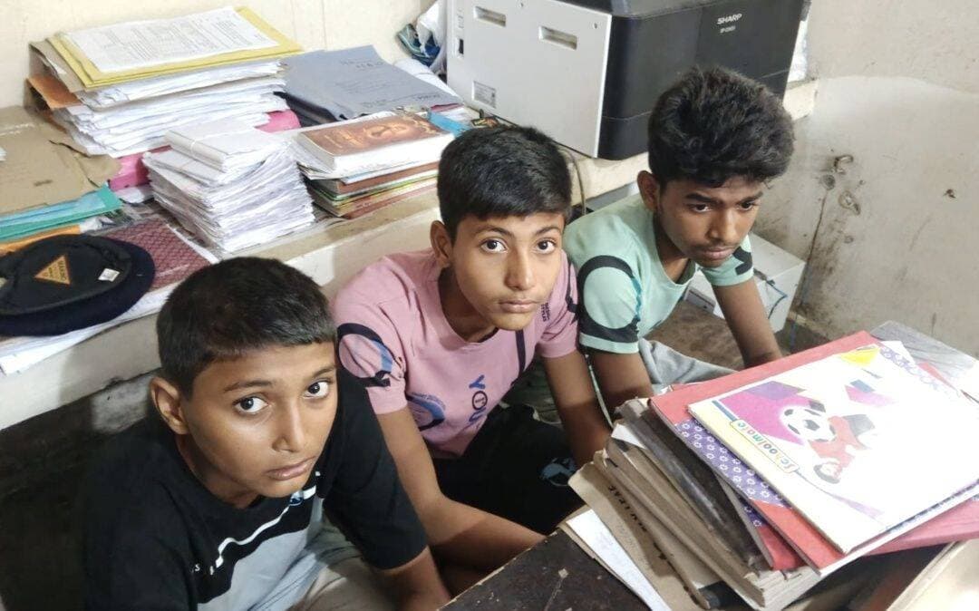 मुजफ्फरपुर के बोचहाँ थाना मे तीनों बच्चा है मौजूद, लीची की गाछी से तीनों बच्चा बरामद... <nis:link nis:type=tag nis:id=reels nis:value=reels nis:enabled=true nis:link/> <nis:link nis:type=tag nis:id=muzaffarpur nis:value=Muzaffarpur nis:enabled=true nis:link/> <nis:link nis:type=tag nis:id=garahan nis:value=garahan nis:enabled=true nis:link/> <nis:link nis:type=tag nis:id=bochahan nis:value=Bochahan nis:enabled=true nis:link/> <nis:link nis:type=tag nis:id=children nis:value=children nis:enabled=true nis:link/> <nis:link nis:type=tag nis:id=indraprasath nis:value=indraprasath nis:enabled=true nis:link/> <nis:link nis:type=tag nis:id=school nis:value=school nis:enabled=true nis:link/> <nis:link nis:type=tag nis:id=missing nis:value=missing nis:enabled=true nis:link/> <nis:link nis:type=tag nis:id=foryou nis:value=foryou nis:enabled=true nis:link/> <nis:link nis:type=tag nis:id=explore nis:value=explore nis:enabled=true nis:link/> <nis:link nis:type=tag nis:id=todaynews nis:value=TodayNews nis:enabled=true nis:link/> <nis:link nis:type=tag nis:id=currentnews nis:value=CurrentNews nis:enabled=true nis:link/> <nis:link nis:type=tag nis:id=parents nis:value=parents nis:enabled=true nis:link/> <nis:link nis:type=tag nis:id=bihar nis:value=bihar nis:enabled=true nis:link/>