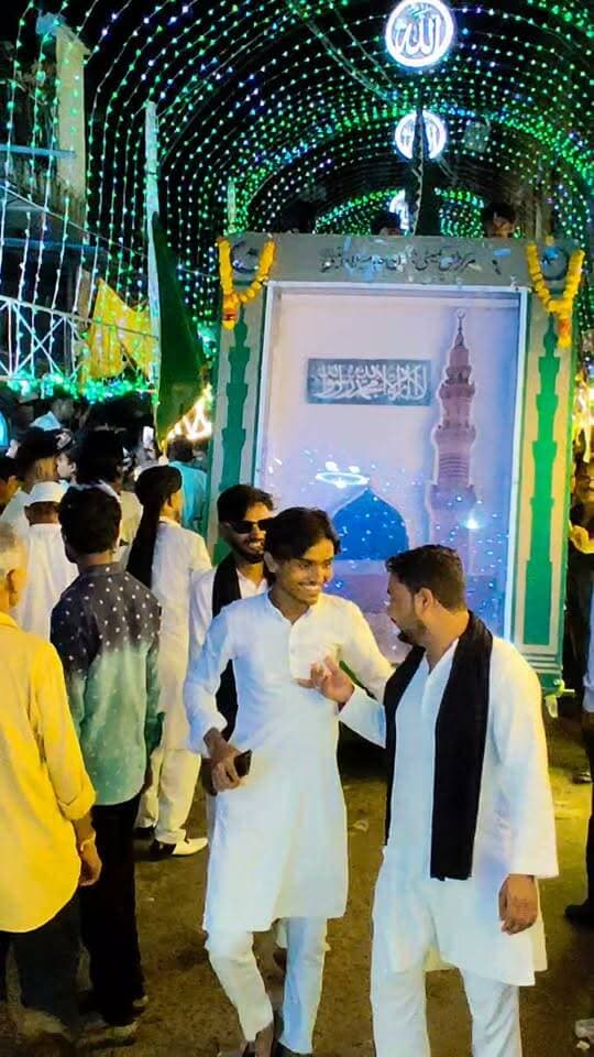 ईद मिलादुन्नबी पर अकीदत के साथ निकला जुलूस-ए-मुहम्मदी, सुरक्षा रही चाक-चौबंद
बांदा। ईद मिलादुन्नबी ﷺ के मुबारक मौके पर बांदा में जुलूस-ए-मुहम्मदी अकीदत और एहतराम के साथ निकाला गया। जुलूस में बड़ी संख्या में अकीदतमंद शामिल हुए और पूरे क्षेत्र में धार्मिक उत्साह का माहौल रहा। 🌙🕌
सुरक्षा रही चाक-चौबंद
जुलूस को लेकर पुलिस और प्रशासन की ओर से सुरक्षा के व्यापक इंतजाम किए गए थे। भारी संख्या में पुलिस बल और पीएसी के जवान तैनात रहे। कोतवाल समेत पुलिस एवं प्रशासनिक अधिकारी लगातार सुरक्षा व्यवस्था पर नजर बनाए रहे।
#ईदमिलादुन्नबी #जुलूसेमुहम्मदी #बांदा #मिलादुन्नबी #BandaNews