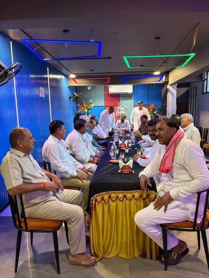 चार दिन पहले बिश्नोई समाज एवं जाट समाज के बच्चों के बीच मे विवाद हो गया था आज दोनो समाजो के वरिष्ठ द्वारा होटल बागवान पर बैठ के विवाद को ख़त्म किया आगे भी दोनो समाज द्वारा कमेटीया गठित की जाएगी ताकि आगे इस तरह की कोई पुनरवृत्ति ना हो हम ही नही हम सबको 36 कोम को साथ लेकर चलना होगा