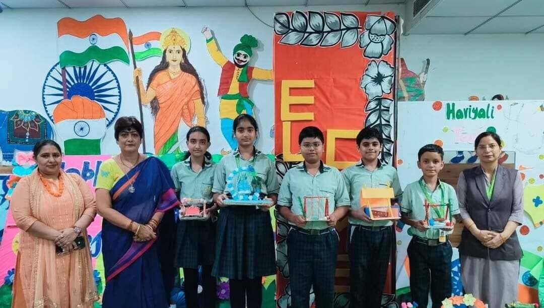 लिटल हार्टस ग्रुप आफ स्कूलस में मची रक्षाबंधन के त्यौहार की धूम
स्थानीय लिटल हार्टस ग्रुप ऑफ स्कूलस, भिवानी के सभी स्कूलों में सावन माह के दौरान आने वाले विभिन्न त्यौहारों पर प्रकाश डालते हुए विभिन्न प्रतियोगिताओं का आयोजन किया जा रहा है। विद्यालय के महासचिव संजय गोयल, एम.डी. पवन गोयल व भावना गोयल ने बताया कि प्रतियोगिताओं की इस श्रृंखला में आज लिटल हार्टस कॉन्वेंट स्कूल की प्री-प्राईमरी विंग की राखी बंधन गतिविधि, तृतीय कक्षा की राखी बनाओ गतिविधि का आयोजन किया गया जिसमें सभी बच्चों ने बढ़चढ़ कर पुरे उत्साह के साथ भाग लिया व एक से बढ़कर एक सुन्दर राखियाँ बनाइ व छात्राओं द्वारा सभी छात्रों की कलाई पर राखी बाँधकर धुमधाम से रक्षाबंधन का पर्व मनाया गया। उन्होने बताया कि इस आयोजन का उद्देश्य रचनात्मकता, भाई-बहन के रिश्ते और सांस्कृतिक विरासत को बढ़ावा देना था। लिटल हार्टस पब्लिक स्कूल भिवानी में चौथी कक्षा के विद्यार्थियों की पतंग बनाओं प्रतियोगिता में विद्यार्थियों ने एक से बढ़कर एक पतंगे बनाकर अपनी अनुठी कला का प्रदर्शन किया। लिटल हार्टस इंटरनेशलन स्कूल में सातवी कक्षा की झूला बनाओं प्रतियोगिता व चतुर्थ कक्षा की पतंग बनाओ प्रतियोगिता का आयोजन किया गया जिसमें विद्यार्थियों ने अपनी बेहतरीन कला का प्रदर्शन करते हुए सबको आश्चर्यचकित कर दिया। लिटल हार्टस पब्लिक स्कूल, देवसर में भी विद्यार्थियों ने पुरे उत्साह के साथ प्रतियोगिताओं में हिस्सा लिया व अपनी उत्कृष्ठ प्रतिभा का प्रदर्शन किया। विद्यालय के प्रबंधक सतीश गोयल व रवि गोयल, निदेशिका ऐश्वर्या सिंघल, निदेशक रामानन्द सिंघल, राहुल गोयल, विनय गोयल, निश्चल गोयल, साक्षी गोयल, प्रियांश गोयल ने बच्चों को प्रोत्साहित करते हुए उनकी कलाकृतियों की सराहना करते हुए कहा कि हमें अपने विद्यार्थियों के साथ रक्षाबंधन मनाकर बहुत खुशी का अनुभव हो रहा है। यह आयोजन न केवल रचनात्मकता को बढ़ावा देता है बल्कि भाई-बहनों के बीच के रिश्ते को भी मजबूत करता है। इस अवसर पर प्राचार्य दीपक जोशी, प्राचार्या वीणा सेठ, प्राचार्या आरती शर्मा, उप-प्राचार्य मनमोहन चावला व सुदेश तुलस्यान, निशा रानी, संदीप कुमार, रितु, चंचल, अनुराधा, ममता, ज्योति सहित विद्यालय का समस्त स्टाफ उपस्थित था।
