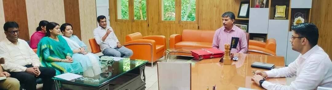 लोकल चैनलों पर केबल नेटवर्क निगरानी कमेटी की है पैनी नजर: एडीसी
- केबल टेलीविजन नेटवर्क अधिनियम-1995 के नियमों की अवहेलना की तो होगी सख्त कार्रवाई : एडीसी
- एडीसी दीपक बाबू लाल करवा की अध्यक्षता में उनके कार्यालय में आयोजित हुई केबल नेटवर्क निगरानी कमेटी की समीक्षा बैठक
भिवानी, 26 अगस्त। एडीसी दीपक बाबू लाल करवा की अध्यक्षता में लघु सचिवालय परिसर स्थित उनके कार्यालय में लोकल केबल टेलीविजन नेटवर्क मॉनिटरिंग कमेटी की बैठक आयोजित हुई। बैठक में एडीसी श्री करवा ने निर्देश देते हुए कहा कि लोकल केबल चैनल की सही ढंग से निगरानी की जाए। कमेटी के पास आने वाली शिकायतों पर नियमानुसार कार्रवाई की जाए। बैठक में डीआईपीआरओ सुरेन्द्र सिंगल ने लोकल केबल चैनल आदि की रिपोर्ट प्रस्तुत की।
एडीसी श्री करवा ने कहा कि केबल टेलीविजन नेटवर्क अधिनियम 1995 के तहत दिए गए नियमों की अवहेलना नहीं होनी चाहिए। अनाधिकृत रूप से चैनल नहीं चलना चाहिए। यदि कोई लोकल केबल टेलीविजन नेटवर्क चलाने वाला नियमों की अवहेलना करता है तो उसके खिलाफ नियमानुसार कार्रवाई अमल में लाई जाए। लोगों को लोकल केबल टेलीविजन नेटवर्क मॉनिटरिंग कमेटी के बारे में जागरूक किया जाए ताकि नागरिक लोकल केबल या उस पर प्रसारित होने वाले तथ्यता से संबंधित शिकायत दे सकें।
एडीसी ने कहा कि केबल पर प्रसारित किए जाने वाले कार्यक्रम भ्रमित करने वाले न हों। प्रसारित किए जाने वाले कार्यक्रमों में जाति, धर्म, भाषा या अन्य किसी भी प्रकार से समाज को हानि पहुंचाने वाली, भडक़ाऊ या किसी भी प्रकार की गलत या तथ्यहीन सामग्री प्रसारित न हो। उन्होंने बताया कि नागरिक लघु सचिवालय स्थित निगरानी कमेटी के सदस्य सचिव डीआईपीआरओ कार्यालय में व डीआईपीआरओभिवानीएटदारेटजीमेल.कॉम पर शिकायत दे सकते हैं, जिसको कार्रवाई के लिए बैठक में रखा जाएगा।
बैठक के दौरान दूरदर्शन से संवाददाता इद्रवेश दूहन ने लोकल पर प्रसारित होने वाले चैनल की दृश्यता साफ होनी चाहिए। इसके अलावा सरकारी योजनाओं पर आधारित समाचार प्रसारित हों ताकि अधिक से अधिक लोग योजनाओं का लाभ उठा सकें।
बैठक के दौरान लोकल केबल टेलीविजन नेटवर्क मॉनिटरिंग कमेटी के सदस्य राजीव गांधी कॉलेज प्राचार्य त्रिलोकचंद, पुलिस विभाग से नफे सिंह, इंद्रवेश दूहन व मातृ शक्ति संगठन से ऋतु बंसल मौजूद रही।
--