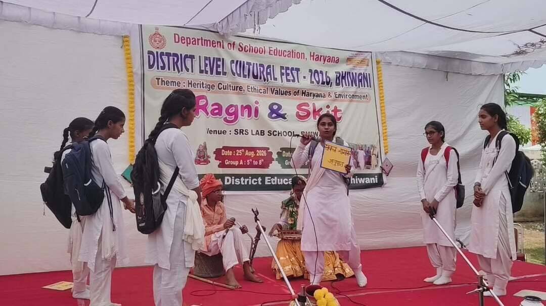 भिवानी में जारी दो दिवसीय जिला स्तरीय सांस्कृतिक उत्सव का समापन, प्रतिभागियों को किया सम्मानित
समूह लोक नृत्य, एकल लोक नृत्य, रागिनी में 7 ब्लॉकों से 532 विद्यार्थियों ने दिखाई अपनी प्रतिभा, राज्य स्तरीय प्रतियोगिता में हिस्सा लेंगे विजेता
संस्कृति से जुड़ाव और सर्वांगीण विकास का सशक्त माध्यम है सांस्कृतिक उत्सव : चेयरमैन शंकर लाल धूपड़
भिवानी, 26 अगस्त : शिक्षा विभाग हरियाणा द्वारा स्थानीय हरियाणा विद्यालय शिक्षा बोर्ड के सर्वपल्ली राधाकृष्णन स्कूल में आयोजित दो दिवसीय जिला स्तरीय सांस्कृतिक उत्सव बुधवार को हर्षोल्लास एवं गरिमामय वातावरण में संपन्न हो गया। इस उत्सव का मुख्य उद्देश्य विद्यार्थियों को शिक्षा के साथ-साथ सह-शैक्षणिक गतिविधियों से जोडक़र उनका सर्वांगीण विकास करना और उन्हें अपनी समृद्ध सांस्कृतिक जड़ों से परिचित कराना रहा। इस दो दिवसीय आयोजन का थीम हरियाणा की संस्कृति, नैतिक मूल्य व पर्यावरण विषय पर रहा।
इस मौके पर बतौर मुख्यअतिथि हरियाणा विद्यालय शिक्षा बोर्ड के चेयरमैन शंकर लाल धूपड़ ने शिरकत की। कार्यक्रम की अध्यक्षता कैरू खंड शिक्षा अधिकारी महेंद्र सिंह गिल ने की। इस दौरान विशिष्ट अतिथियों के तौर पर बवानीखेड़ा बीईओ सतेंद्र सिंह, प्राचार्य भगत सिंह कोठारी पहुंचे। कार्यक्रम में पहुंचे अतिथियों का स्वागत विद्यालय प्राचार्या मीनाक्षी कौशिक ने किया। कार्यक्रम के जिला संयोजक संजय सैनी रहे। प्रतियोगिता में निर्णायक मंडल में डा. आनंद वर्धन शर्मा, रवि शर्मा, डा. रेखा, डा. रचना, डा. सविता, राकेश रोहिल्ला, मनीष यादव, शैलेस जांगड़ा, प्रमोद शर्मा, नवल किशोर, कमल शर्मा, सुनीता श्योराण, मोतीलाल, लियाकत अली, हरीश, ज्योति शेखावत, बबीता रॉय, सुंधाशु शर्मा, कोमल सोनी रहे। वही मंच का संचालन प्रवक्ता मीनाक्षी शर्मा व शीतल शर्मा ने किया। इस अवसर पर समाजसेवी डा. लक्ष्मण गौड़ भी विशेष तौर पर मौजूद रहे।
इस दो दिवसीय कला एवं सांस्कृतिक महाकुंभ में जिले के सभी 7 ब्लॉकों के सरकारी स्कूलों से आए 532 बच्चों ने 54 टीमों में पूरे उत्साह के साथ भाग लिया। उत्सव के दूसरे और अंतिम दिन 9वीं से 12वीं कक्षा तक के छात्र-छात्राओं ने अपनी कलात्मक प्रतिभा, ऊर्जा और हुनर का शानदार प्रदर्शन किया। विद्यार्थियों ने समूह लोक नृत्य, एकल लोक नृत्य, पारंपरिक रागिनी और सामाजिक संदेश देने वाली स्किट जैसी चार प्रमुख विधाओं में अपनी अद्भुत प्रस्तुतियां दीं। पारंपरिक हरियाणवी व क्षेत्रीय परिधानों में सजे-धजे बच्चों ने देशभक्ति, लोक कला और संस्कृति से ओतप्रोत प्रस्तुतियों से पूरा सभागार तालियों की गडग़ड़ाहट से गुंजायमान कर दिया।
कार्यक्रम के दौरान आयोजित रंगोली और विभिन्न कलाकृतियों की प्रदर्शनी भी मुख्य आकर्षण का केंद्र रही, जिसकी अतिथियों और दर्शकों ने भूरि-भूरि प्रशंसा की। इस प्रतियोगिता में प्रथम स्थान प्राप्त करने वाले विजेता अब राज्य स्तरीय प्रतियोगिता में जिले का प्रतिनिधित्व करेंगे, जहां से उत्कृष्ट प्रदर्शन करने वाले विद्यार्थियों का चयन राष्ट्रीय स्तर के लिए किया जाएगा। समारोह के अंत में सभी प्रतिभागी विद्यार्थियों को उनकी लगन और प्रतिभा के सम्मान स्वरूप प्रमाण पत्र देकर सम्मानित किया गया।
इस मौके पर हरियाणा विद्यालय शिक्षा बोर्ड के चेयरमैन शंकर लाल धूपड़ ने कहा कि हमारे विद्यार्थियों के भीतर अपार प्रतिभा और क्षमता छिपी हुई है। इस प्रकार के जिला स्तरीय आयोजन न केवल बच्चों के आत्मविश्वास को बढ़ाते हैं, बल्कि उन्हें अपनी समृद्ध संस्कृति और परंपराओं से जोड़े रखने में भी महत्वपूर्ण भूमिका निभाते हैं। शिक्षा का वास्तविक उद्देश्य केवल पुस्तकीय ज्ञान देना नहीं, बल्कि बच्चे के व्यक्तित्व का सर्वांगीण विकास करना है, और यह मंच उसी दिशा में एक सार्थक प्रयास है।
इस अवसर पर कार्यक्रम के जिला संयोजक संजय सैनी ने कहा कि शिक्षा विभाग का यह निरंतर प्रयास है कि विद्यार्थियों को पढ़ाई के साथ-साथ कला, साहित्य और संस्कृति के मंच पर भी अपनी प्रतिभा निखारने का पूरा अवसर मिले। 7 ब्लॉकों से आए इन 532 बच्चों ने जिस ऊर्जा और अनुशासन के साथ अपनी कला का प्रदर्शन किया है, वह बेहद सराहनीय है। इस मंच पर भाग लेने वाला हर एक विद्यार्थी बधाई का पात्र है, क्योंकि प्रतिस्पर्धा से बढक़र इसमें भाग लेना और सीखना सबसे महत्वपूर्ण होता है। प्रतियोगिता के परिणामों की जानकारी देते हुए सैनी ने बताया कि स्किट में राजकीय कन्या वरिष्ठ माध्यमिक विद्यालय बापोड़ा प्रथम, राजकीय कन्या उच्च विद्यालय हेतमपुरा द्वितीय, एसआर लैब स्कूल तृतीय स्थान पर रही। वही सांत्वना पुरस्कार राजकीय कन्या वरिष्ठ माध्यमिक विद्यालय देवसर को मिला। उन्होंने बताया कि रागनी में राजकीय मॉडल संस्कृति वरिष्ठ माध्यमिक विद्यालय भिवानी प्रथम, राजकीय वरिष्ठ माध्यमिक विद्यालय बड़वा द्वितीय, पीएम श्री राजकीय कन्या वरिष्ठ माध्यमिक विद्यालय भिवानी तृतीय स्थान पर रही। वही सांत्वना पुरस्कार पीएम श्री राजकीय वरिष्ठ माध्यमिक विद्यालय ढिग़ावा को मिला।