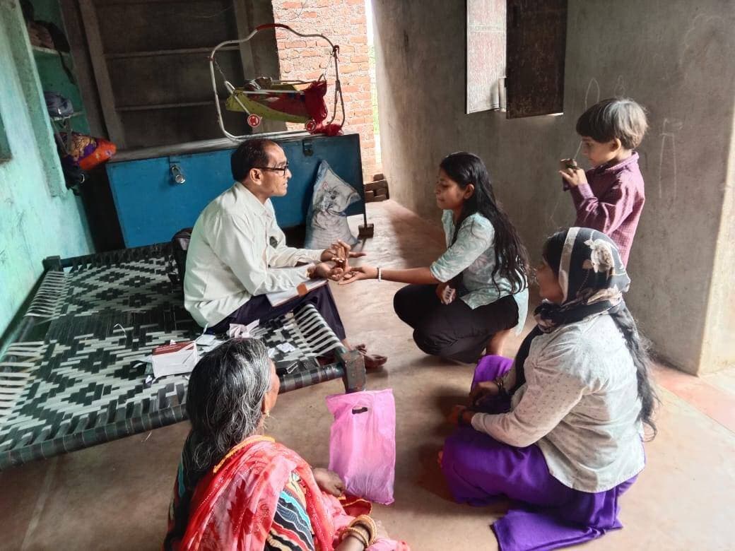 गोवर्धा में 73 घरों में लार्वा सर्वे
-----
कलेक्टर सुश्री शीला दाहिमा के मार्गदर्शन एवं जिला मलेरिया अधिकारी डॉ. एसएन बिंदल के निर्देशन में विकासखंड कराहल के ग्राम गोवर्धा में मलेरिया नियंत्रण एवं रोकथाम हेतु विशेष गतिविधियां आयोजित की गईं।
स्वास्थ्य दल द्वारा क्षेत्र में 17 व्यक्तियों की मलेरिया जांच (आरडीटी) की गई, जिनमें सभी की जांच रिपोर्ट नेगेटिव पाई गई। इसके साथ ही 73 घरों का लार्वा सर्वे किया गया, जिसमें 03 घरों में मच्छरों के लार्वा पाए गए। स्वास्थ्य दल द्वारा तत्काल लार्वा का नष्टीकरण किया गया तथा संबंधित परिवारों को मच्छरों की उत्पत्ति रोकने के उपायों की जानकारी दी गई।
स्वास्थ्य दल द्वारा ग्रामीणों को मलेरिया से बचाव के संबंध में जागरूक करते हुए बताया गया कि सोते समय फुल आस्तीन के कपड़े पहनें एवं मच्छरदानी का नियमित उपयोग करें। घरों के आसपास पानी जमा न होने दें तथा जलभराव की स्थिति में उसका निकास सुनिश्चित करें। आवश्यकतानुसार अनुपयोगी जलभराव वाले स्थानों पर जला हुआ इंजन ऑयल डालकर मच्छरों के प्रजनन को रोकने के उपाय अपनाएं। ग्रामीणों को यह भी समझाइश दी गई कि बुखार आने पर तत्काल आशा कार्यकर्ता के माध्यम से रक्त की जांच करवाएं तथा निकटतम स्वास्थ्य संस्था से समय पर उपचार प्राप्त करें।
उक्त गतिविधि के दौरान मलेरिया निरीक्षक श्री नरसिंह गौड़, आशा सुपरवाइजर श्रीमती प्रतिमा प्रभाकर, आशा कार्यकर्ता श्रीमती धर्मा कुशवाहा, आंगनवाड़ी सहायिका श्रीमती कपूरी बाई उपस्थित रहे।
-
CM Madhya Pradesh
Jansampark Madhya Pradesh
#JansamparkMP
#sheopur