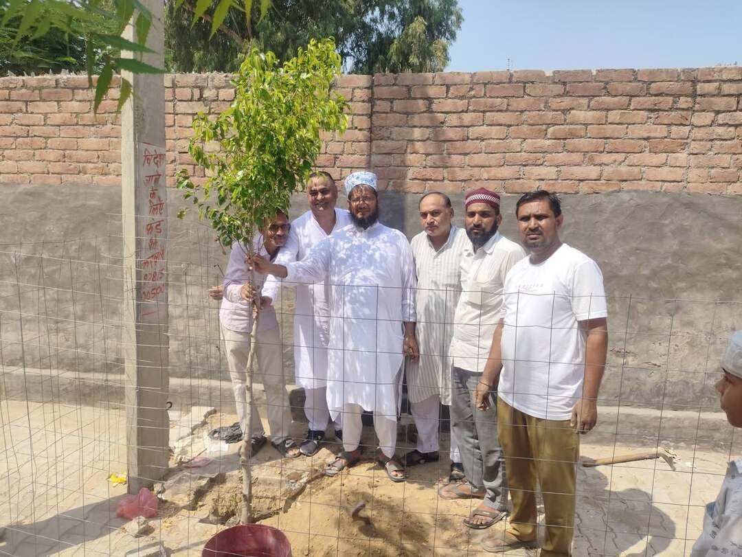 ईद उल मिलादुन्नबी पर पर्यावरण संरक्षण का पैगाम: पीलीबंगा में वृक्ष मित्र संस्था के सहयोग से हुआ पौधारोपण
#ईदुउल #फितर #LetestUpdate #Lalbahadurbhakhar
पीलीबंगा: ईद उल मिलादुन्नबी के मुबारक मौके पर 'वृक्ष मित्र संस्था' के सहयोग से कस्बे में पौधारोपण कार्यक्रम आयोजित किया गया। इस दौरान पर्यावरण संतुलन और हरियाली को बढ़ावा देने के उद्देश्य से विभिन्न किस्मों के छायादार व फलदार पौधे लगाए गए।
मौके पर मौजूद वक्ताओं ने कहा कि पैगंबर हजरत मोहम्मद साहब का जीवन इंसानियत की भलाई और प्रकृति के संरक्षण की सीख देता है। इसी संदेश को आत्मसात करते हुए समाज के लोगों ने एकजुट होकर पौधारोपण किया और पर्यावरण सुरक्षा का संकल्प लिया।
इस अवसर पर मौलाना अबू नसर, पीर साहब शाहजी हसन अली, संस्था प्रधान इकबाल, चांद मोहम्मद, रफीक पवार, आमीन पवार, जाकिर हुसैन, साजिद अली और रफीक तेली सहित कई गणमान्य लोग उपस्थित रहे। सभी ने रोपे गए पौधों की नियमित देखभाल व संरक्षण की जिम्मेदारी ली।