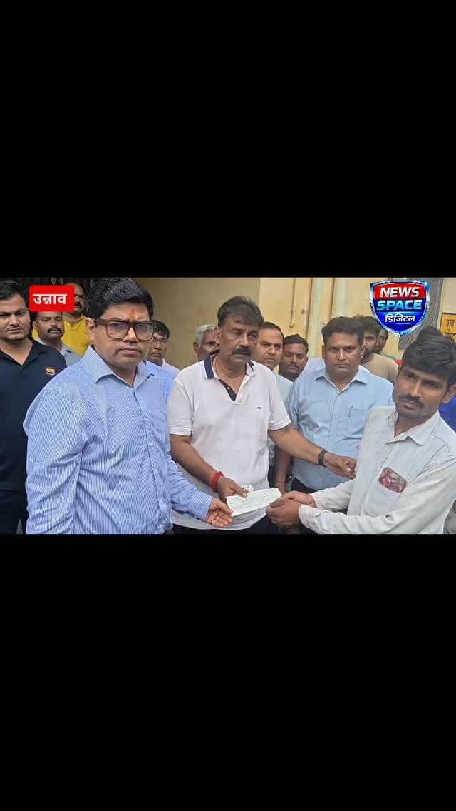 उन्नाव में कच्ची दीवार गिरने से बाबा और पोते की हुई मौत, डीएम घनश्याम मीना और विधायक पंकज गुप्ता ने परिजनों को दी 8 लाख रूपये की सहायता चेक
