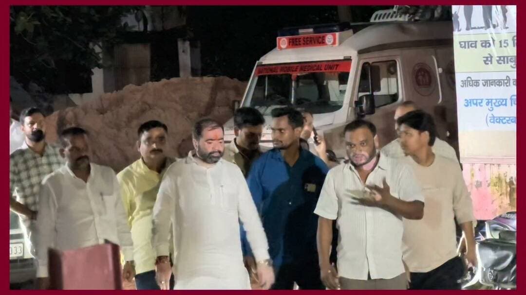 #हादसे में दो माह की बच्ची समेत तीन घायल, मौके पर पहुंचे #टिकैतनगर सीएचसी—मंत्री सतीश चंद्र शर्मा ने लिया संज्ञान टिकैतनगर से वापस जा रहे बाइक सवारों को पीछे से आ रही बाइक संख्या UP 32 RV 8755 ने जोरदार टक्कर मार दी। टक्कर के बाद बाइक सवार राजा साहब के बाग में जा गिरे। हादसे में दो माह की बच्ची समेत तीन लोग घायल हो गए। #Tikaitnagar #Barabanki #RoadAccident #SatishChandraSharma Satish Sharma #BarabankiNews