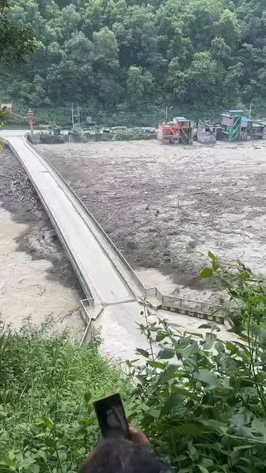 नेपाल के रसुवा क्षेत्र में भोटेकोशी नदी में आई भीषण बाढ़ से भारी तबाही मची है. हादसे में अब तक लगभग100 लोगों की मौत की पुष्टि हुई है, जबकि 750 लोग अब भी लापता हैं.
#NepalNews #nepal #NepalNews #बाढ़ #chhattisgarh #ChhattisgarhNews #pm #modi #NepalPolice
