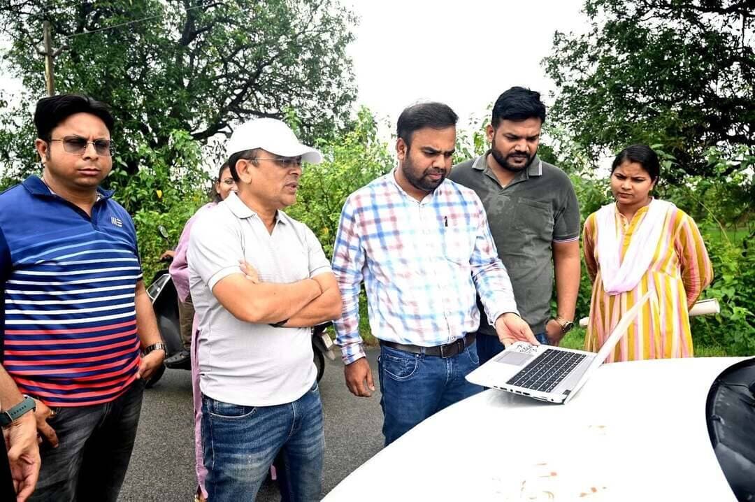 बारिश के बीच खेतों तक पहुंचे कलेक्टर
कलेक्टर ने फील्ड पहुंचकर देखा डिजिटल क्रॉप सर्वे, एग्रीस्टैक पंजीयन और नक्शा बटांकन की प्रगति
सर्वेयरों को सही फसल प्रविष्टि और राजस्व अमले को सटीकता के साथ त्रुटिरहित कार्य करने के निर्देश
CMO Chhattisgarh DPR Chhattisgarh
