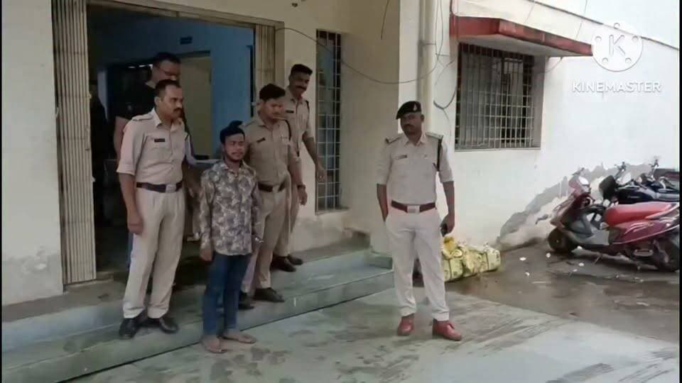 // प्रेस नोट //
कार्यालय पुलिस अधीक्षक, जिला बैतूल (म.प्र.)
दिनांक : 26.08.2026
🔹 *“एक APK ने उड़ाए ₹1 लाख से ज्यादा — बैतूल पुलिस ने उड़ीसा से साइबर ठगी के आरोपी को दबोचा”*
🔹 *Meesho कस्टमर केयर के नाम पर साइबर फ्रॉड, कोतवाली पुलिस ने आरोपी को किया गिरफ्तार*
🔹पुलिस अधीक्षक बैतूल श्री वीरेन्द्र जैन द्वारा जिले में साइबर अपराधों पर प्रभावी नियंत्रण एवं साइबर ठगी के मामलों में त्वरित कार्रवाई करते हुए आरोपियों की गिरफ्तारी तथा शिकायतकर्ताओं को राहत दिलाने के निर्देश दिए गए हैं। उक्त निर्देशों के परिपालन में अतिरिक्त पुलिस अधीक्षक श्री कमलेश कुमार खरपूसे एवं एसडीओपी बैतूल सुश्री अन्नपूर्णा सिरसाम के मार्गदर्शन में थाना कोतवाली बैतूल पुलिस ने साइबर ठगी के आरोपी को उड़ीसा से गिरफ्तार करने में सफलता प्राप्त की है।
🔹 *घटना का विवरण*
थाना कोतवाली बैतूल में दिनांक 17.02.2026 को फरियादी बाकेबिहारी पिता अमृतलाल गोहे, उम्र 42 वर्ष, निवासी चुनालोमा, बैतूल द्वारा रिपोर्ट दर्ज कराई गई कि उन्होंने Meesho ऐप से खरीदी गई सामग्री वापस करने के लिए इंटरनेट पर कस्टमर केयर का मोबाइल नंबर तलाशकर संपर्क किया।
🔹कॉल के बाद व्हाट्सएप के माध्यम से फरियादी को एक APK फाइल भेजी गई। उक्त फाइल को मोबाइल में खोलते ही मोबाइल हैक हो गया तथा अज्ञात आरोपी द्वारा *फरियादी के खाते से ₹1,01,990/- की साइबर धोखाधड़ी कर ली गई।*
🔹 *अपराध पंजीयन*
फरियादी की रिपोर्ट पर थाना कोतवाली बैतूल में *अपराध क्रमांक 126/2026, धारा 318(4), 319(2), 308 BNS* के तहत अज्ञात आरोपी के विरुद्ध प्रकरण पंजीबद्ध कर विवेचना प्रारंभ की गई।
🔹 *तकनीकी जांच से उड़ीसा तक पहुंची पुलिस*
प्रकरण की विवेचना के दौरान कोतवाली पुलिस द्वारा तकनीकी संसाधनों एवं साइबर सेल की सहायता से प्राप्त साक्ष्यों का विश्लेषण किया गया। तकनीकी जांच के आधार पर संदिग्ध आरोपी की पहचान मोहम्मद आशिफ के रूप में हुई।
🔹पुलिस टीम द्वारा आरोपी को ग्राम हसनपुर, थाना प्लांट साइट, जिला सुंदरगढ़, उड़ीसा से अभिरक्षा में लेकर पूछताछ की गई। पूछताछ में आरोपी द्वारा फरियादी के साथ साइबर धोखाधड़ी कर UPI के माध्यम से ₹1,01,990/- का ट्रांजेक्शन कराना स्वीकार किया गया।
आरोपी को विधिवत गिरफ्तार कर माननीय न्यायालय के समक्ष पेश किया गया।
🔹 *गिरफ्तार आरोपी*
*मोहम्मद आशिफ पिता मो. मुनाजिर, उम्र 27 वर्ष, निवासी ग्राम हसनपुर, थाना प्लांट साइट, जिला सुंदरगढ़, उड़ीसा।*
🔹 *जप्त माल*
1. 01 आईफोन 11 प्रो मोबाइल फोन, एप्पल कंपनी
2. ₹25,000/- नगद
🔹 *सराहनीय भूमिका*
उक्त कार्रवाई में थाना प्रभारी निरीक्षक देवकरण डेहरिया, उनि राकेश कुमार सरयाम, सउनि अरुण यादव, प्र.आर. 677 दीपक कटियार, आर. 703 प्रदीप कहार, आर. 310 पंकज नरवरिया एवं सायबर सेल बैतूल की विशेष भूमिका रही।
---
🚨 *पुलिस अधीक्षक बैतूल की साइबर सुरक्षा अपील*
“कस्टमर केयर इंटरनेट पर नहीं, हमेशा आधिकारिक ऐप/वेबसाइट पर तलाशें—अनजान APK आपके मोबाइल और बैंक खाते दोनों को खतरे में डाल सकती है।”
🔹 किसी भी ऑनलाइन शॉपिंग, बैंकिंग या अन्य सेवा का कस्टमर केयर नंबर Google/Search Engine से आंख बंद करके प्राप्त न करें। संबंधित कंपनी के आधिकारिक ऐप या वेबसाइट से ही संपर्क नंबर प्राप्त करें।
🔹 किसी अनजान व्यक्ति द्वारा WhatsApp, SMS या ई-मेल पर भेजी गई APK अथवा अन्य संदिग्ध फाइल को डाउनलोड या इंस्टॉल न करें।
🔹 किसी भी अनजान व्यक्ति के कहने पर AnyDesk, QuickSupport अथवा अन्य Remote Access ऐप इंस्टॉल न करें और न ही मोबाइल की स्क्रीन शेयर करें।
🔹 OTP, UPI PIN, ATM PIN, CVV, बैंक पासवर्ड एवं अन्य गोपनीय जानकारी किसी भी व्यक्ति के साथ साझा न करें। बैंक अथवा प्रतिष्ठित कंपनियां फोन पर ऐसी गोपनीय जानकारी नहीं मांगतीं।
🔹 UPI PIN पैसा प्राप्त करने के लिए नहीं, बल्कि पैसा भेजने/भुगतान की पुष्टि के लिए होता है। अनजान व्यक्ति के निर्देश पर UPI Request स्वीकार न करें।
🔹 साइबर ठगी होने पर घबराएं नहीं और तुरंत 1930 पर कॉल करें। साथ ही cybercrime.gov.in पर शिकायत दर्ज करें तथा संबंधित बैंक को तत्काल सूचना दें।
🔹*“सावधानी ही साइबर अपराध से बचाव का सबसे मजबूत हथियार है।*
*जागरूक रहें, सुरक्षित रहें—साइबर अपराधियों को मौका न दें।”*