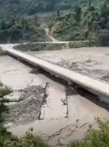 नेपाल में जल प्रलय से बड़े पैमाने पर तबाही और जनहानि की खबर अत्यंत हृदय विदारक है। भीषण प्राकृतिक आपदा की इस विकट घड़ी में प्रभावित परिवारों के प्रति हम सभी की गहरी संवेदनाएं हैं।
आदरणीय प्रधानमंत्री Narendra Modi जी के नेतृत्व में भारत सरकार अपने पड़ोसी देश में राहत एवं बचाव कार्यों में हर संभव मदद कर रही है।
ईश्वर से नेपाल में फंसे और लापता भारतीय सहित सभी नागरिकों की सुरक्षित घर वापसी तथा दिवंगत आत्माओं की चिर शांति की प्रार्थना करता हूं। 🙏
नदी के किनारे बसे लोग सतर्क रहे सुरक्षित रहे।