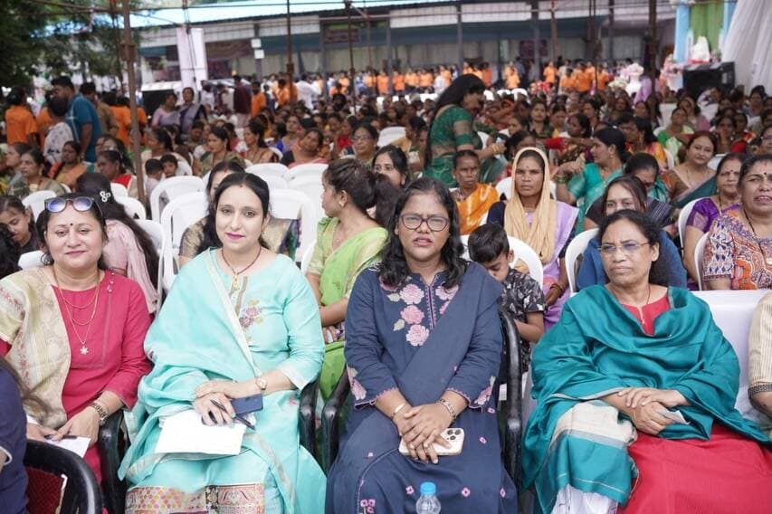 कोंडागांव में भव्य सावन तीज मिलन महोत्सव
शासकीय कन्या उच्चतर माध्यमिक विद्यालय, कोंडागांव में सावन तीज मिलन महोत्सव का भव्य आयोजन किया गया। कार्यक्रम में महिलाओं एवं युवतियों ने बड़ी संख्या में उत्साहपूर्वक सहभागिता निभाई।
महोत्सव में आनंद मेला, फैशन शो, नृत्य, गीत-संगीत, भजन, झूला, रस्साकस्सी, कुर्सी दौड़ एवं लकी ड्रा जैसी विभिन्न सांस्कृतिक और मनोरंजक गतिविधियों ने आयोजन को यादगार बना दिया।
कार्यक्रम में विधायक सुश्री लता उसेंडी, नगर पालिका अध्यक्ष श्री नरपति पटेल, जनपद पंचायत अध्यक्ष श्रीमती अनीता कोर्राम एवं कलेक्टर श्रीमती नूपुर राशि पन्ना सहित जनप्रतिनिधि, गणमान्य नागरिक, महिलाएं, युवतियां एवं छात्राएं उपस्थित रहीं।
विधायक सुश्री लता उसेंडी ने कहा कि महतारी वंदन योजना से महिलाओं को आर्थिक संबल मिल रहा है, वहीं लखपति दीदी पहल के माध्यम से महिलाओं को स्वरोजगार एवं आर्थिक गतिविधियों से जोड़कर आत्मनिर्भर बनाने का प्रयास किया जा रहा है।
कलेक्टर श्रीमती नूपुर राशि पन्ना ने महिलाओं से नई सोच और नई आशा के साथ आगे बढ़ने का आह्वान किया और कहा कि जिला प्रशासन महिलाओं के हितों की रक्षा तथा उन्हें आगे बढ़ाने के लिए हर संभव प्रयास करता रहेगा।
सावन तीज मिलन महोत्सव—लोक संस्कृति, महिला सहभागिता और सामाजिक मेल-जोल का सुंदर संगम।
#SawanTeej #TeejMilan #Kondagaon #WomenEmpowerment #MahatariVandan LakhpatiDidi Chhattisgarh SushasanSarkar