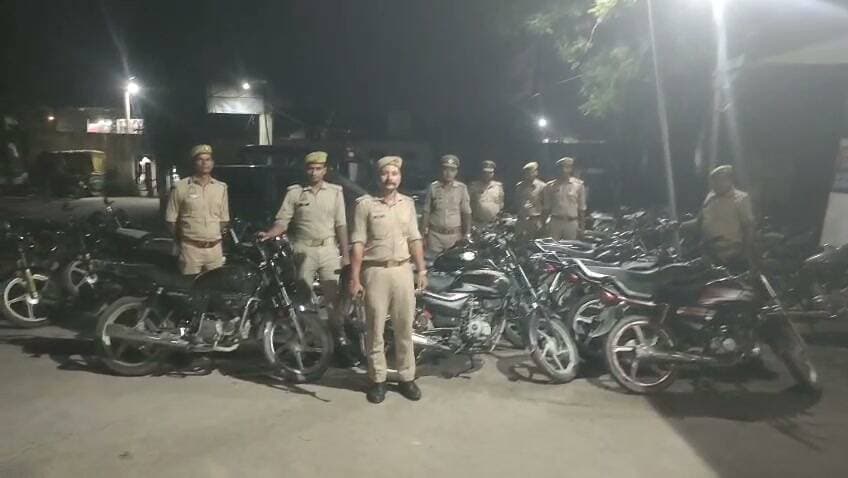 रक्षा बंधन को लेकर मिर्जापुर पुलिस का सघन वाहन चेकिंग अभियान, 30 वाहन सीज
सहारनपुर। आगामी रक्षाबंधन पर्व को सकुशल एवं शांतिपूर्ण ढंग से संपन्न कराने के उद्देश्य से सहारनपुर पुलिस द्वारा संदिग्ध वाहन एवं व्यक्तियों की चेकिंग का अभियान चलाया जा रहा है। इसी क्रम में थाना मिर्जापुर पुलिस ने गाड़ा तिराहा पर सघन वाहन चेकिंग अभियान चलाया।
वरिष्ठ पुलिस अधीक्षक के निर्देश, पुलिस अधीक्षक ग्रामीण एवं क्षेत्राधिकारी बेहट के निकट पर्यवेक्षण में नवांगतुक थाना प्रभारी विनोद कुमार के नेतृत्व में पुलिस टीम ने गाड़ा तिराहा मिर्जापुर पर वाहनों की गहनता से जांच की।
चेकिंग के दौरान पुलिस ने यातायात नियमों का उल्लंघन करने वाले कुल 30 वाहनों को सीज किया। वहीं तेज आवाज एवं पटाखे जैसी आवाज करने वाली बुलेट मोटरसाइकिल के चालक के विरुद्ध थाना मिर्जापुर में मु0अ0सं0 261/2026, धारा 270/281 बीएनएस के तहत अभियोग पंजीकृत किया गया।
पुलिस अधिकारियों ने बताया कि आगामी त्योहारों को देखते हुए वाहन चेकिंग और संदिग्ध व्यक्तियों की निगरानी का अभियान आगे भी जारी रहेगा। पुलिस का उद्देश्य यातायात व्यवस्था बनाए रखने के साथ-साथ आमजन की सुरक्षा सुनिश्चित करना है।
चेकिंग अभियान में शामिल पुलिस टीम:
थाना प्रभारी विनोद कुमार, उपनिरीक्षक मुकेश सोलंकी, उपनिरीक्षक ओमपाल सिंह, उपनिरीक्षक अवशेष भाटी सहित थाना मिर्जापुर के मुख्य आरक्षी एवं आरक्षी मौजूद रहे।