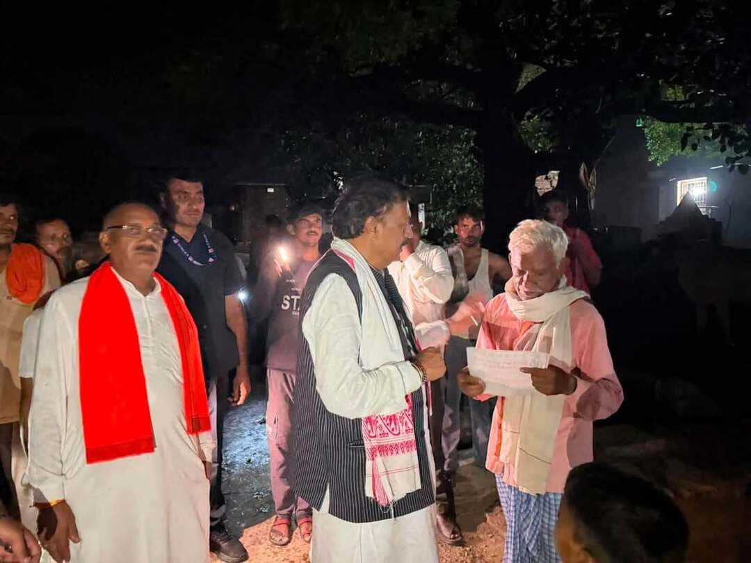 बलराम महोत्सव के आमंत्रण को लेकर गांव-गांव पहुंचे अपेक्स बैंक प्रशासक श्री महेंद्र सिंह यादव
आगामी 02 सितम्बर को कृषि उपज मंडी, ग्राम बेहट, मुरार, जिला ग्वालियर में बलराम जयंती के उपलक्ष्य में आयोजित होने वाले बलराम महोत्सव को लेकर क्षेत्र में उत्साह का माहौल है। महोत्सव में अधिक से अधिक किसानों एवं ग्रामीणों की सहभागिता सुनिश्चित करने के उद्देश्य से अपेक्स बैंक प्रशासक श्री महेंद्र सिंह यादव ने ग्वालियर ग्रामीण क्षेत्र में गांव-गांव पहुंचकर ग्रामीणों एवं किसानों को स्नेहपूर्वक आमंत्रित किया।
बलराम महोत्सव के आयोजन की परंपरा नंदलाल बाल कल्याण समिति द्वारा वर्ष 2006 से निरंतर किया जा रहा है। इसी परंपरा और कृषि एवं किसान कल्याण की भावना को आगे बढ़ाते हुए मध्यप्रदेश सरकार द्वारा वर्ष 2026 को कृषि कल्याण वर्ष के रूप में मनाया जा रहा है। मुख्यमंत्री डॉ. मोहन यादव जी के नेतृत्व में प्रदेश के प्रत्येक जिले में बलराम कृषि महोत्सव आयोजित करने का निर्णय लिया गया है। इसी क्रम में अब तक प्रदेश के 22 जिलों में बलराम कृषि महोत्सव आयोजित किए जा चुके हैं।
श्री महेंद्र सिंह यादव ने कहा कि बलराम महोत्सव केवल एक आयोजन नहीं, बल्कि अन्नदाता किसान के सम्मान, कृषि संस्कृति और ग्रामीण विकास के प्रति हमारी प्रतिबद्धता का प्रतीक है। मुख्यमंत्री डॉ. मोहन यादव जी के नेतृत्व में मध्यप्रदेश सरकार किसान हित एवं कृषि क्षेत्र के विकास को निरंतर प्राथमिकता दे रही है। किसानों की आय में वृद्धि, कृषि को सशक्त बनाने, आधुनिक कृषि को बढ़ावा देने तथा ग्रामीण अर्थव्यवस्था को मजबूत करने की दिशा में सरकार द्वारा निरंतर प्रयास किए जा रहे हैं।
उन्होंने कहा कि भगवान बलराम भारतीय कृषि संस्कृति और किसान जीवन के प्रतीक हैं। उनकी जयंती के अवसर पर आयोजित यह महोत्सव किसानों के सम्मान के साथ-साथ नई पीढ़ी को हमारी कृषि परंपराओं और ग्रामीण संस्कृति से जोड़ने का भी महत्वपूर्ण माध्यम है।
श्री यादव ने ग्राम जनकपुर, पिछोर, जंगीपुर, भगेह, लखनौती, गिजौर्रा, मेहगांव, बहादुरपुर, डांग घुटीना, बरेठा, कच्छपुरा एवं भोगीपुरा में जनसंपर्क कर ग्रामीणों से आत्मीय संवाद किया। उन्होंने ग्रामीणों को आगामी 02 सितम्बर को बेहट में आयोजित होने वाले बलराम महोत्सव की जानकारी देते हुए परिवार सहित कार्यक्रम में शामिल होने का आग्रह किया।
#gwalior
PRO Gwalior
CM Madhya Pradesh