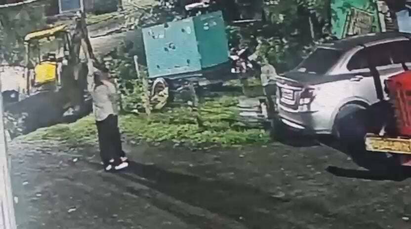 भोपाल के कजलीखेड़ा थाना क्षेत्र में दो बदमाशों ने की फायरिंग, इलाके में दहशत, थाना प्रभारी लाइन अटैच।
फरियादी का आरोप- पुलिस ने थाने से भगाया, FIR दर्ज नहीं की, घटना रात करीब 3 बजे की, फायरिंग के बाद इलाके में दहशत का माहौल, फरियादी अजय बैरागी शिकायत लेकर कजलीखेड़ा थाने पहुंचा, फरयादी का आरोप,पुलिस ने उसकी शिकायत पर तत्काल FIR दर्ज करने के बजाय उसे थाने से वापस भेजा, फरियादी बोला थाना प्रभारी ने उससे कहा कि रात में डिस्टर्ब मत करो और दोपहर 12 बजे थाने आना, पुलिस की कार्यप्रणाली और घटना के बाद कार्रवाई नहीं किए जाने को लेकर उठ रहे सवाल, फायरिंग करते हुए वीडियो आया सामने। कजलीखेड़ा थाना प्रभारी पल्लवी पांडे लाइन अटैच।