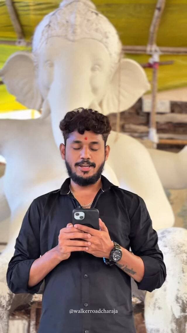 मूर्ती फक्त घडवली नाही…
आपल्या हातांनी बाप्पाला आकार दिला आहे! ❤️🙏
कष्ट आमचे, भक्ती आमची आणि आशीर्वाद बाप्पाचा! 🚩
या वर्षीचा वाकर रोडचा राजा येतोय एका अनोख्या रूपात… 👑
📅 ६ सप्टेंबर २०२६
⏰ दुपारी ३ वाजता
📍 बडकस चौक, महाल, नागपूर
आगमन सोहळा २०२६ — भेटूया राजाच्या आगमनाला! 🚩✨
#walkerroadcharaja #bappa #morya #nagpur #viral
