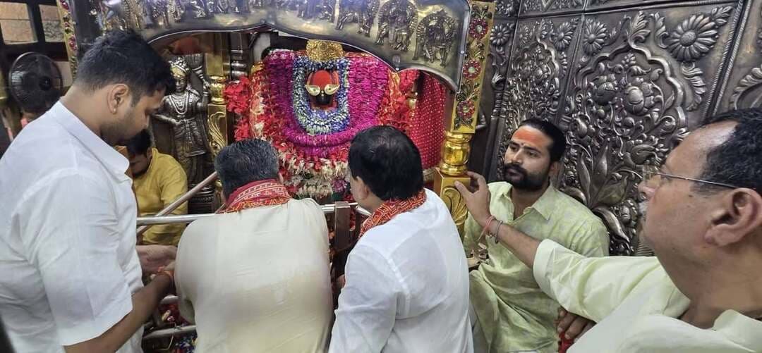 विंध्याचल पहुंचे भाजपा के राष्ट्रीय महामंत्री सुनील बंसल, मां विंध्यवासिनी का किया दर्शन-पूजन
मीरजापुर। भाजपा के राष्ट्रीय महामंत्री एवं पश्चिम बंगाल, ओडिशा और तेलंगाना के प्रदेश प्रभारी सुनील बंसल बुधवार को विंध्याचल पहुंचे। उनके आगमन पर नगर विधायक रत्नाकर मिश्रा ने मां विंध्यवासिनी का प्रसाद स्वरूप चुनरी पहनाकर उनका स्वागत किया।
इसके बाद सुनील बंसल ने मां विंध्यवासिनी मंदिर पहुंचकर विधि-विधान से दर्शन-पूजन किया और मां का आशीर्वाद लिया। इस दौरान क्षेत्र की सुख-समृद्धि एवं जनकल्याण की कामना की गई।
#TodayMirzapur #Mirzapur #Vindhyachal #MaaVindhyavasini #SunilBansal #BJP #RatnakarMishra #VindhyachalDham #MirzapurNews #TodayMirzapurNews