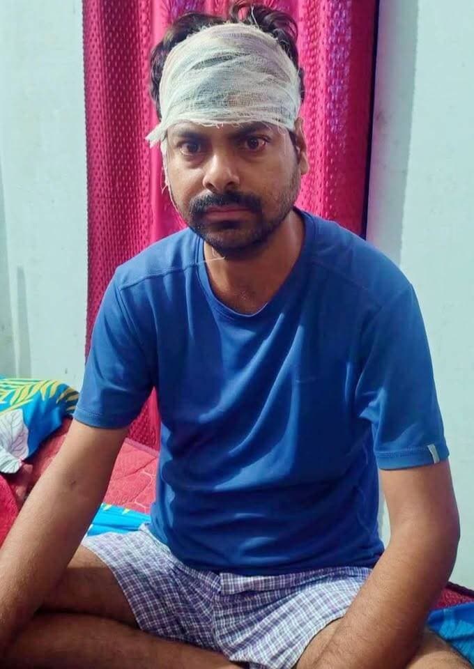 🚨 गौवंश को बचाने के प्रयास में कार दुर्घटनाग्रस्त, पीसीएफ कर्मी घायल
जसवंतनगर: सिरसागंज से आगे हाईवे पर अचानक सड़क पर आए गौवंश को बचाने के प्रयास में एक कार अनियंत्रित होकर दुर्घटनाग्रस्त हो गई। हादसे में कार सवार पीसीएफ कर्मी हरिओम यादव घायल हो गए, जबकि कार बुरी तरह क्षतिग्रस्त हो गई।
नगला निहाल निवासी हरिओम यादव फिरोजाबाद स्थित पीसीएफ में कनिष्ठ सहायक/कैशियर के पद पर तैनात हैं। वह कार से ड्यूटी पर जा रहे थे, तभी अचानक गौवंश सामने आ गया। उसे बचाने के प्रयास में हादसा हो गया। हरिओम यादव के सिर में चोट आई। प्राथमिक उपचार के बाद उन्हें घर भेज दिया गया।
🙏 सड़क पर घूम रहे गौवंश से हादसों का खतरा बना हुआ है। वाहन चालक सावधानी से चलें।
#जसवंतनगर #इटावा #सड़कहादसा #गौवंश #DPSChannel