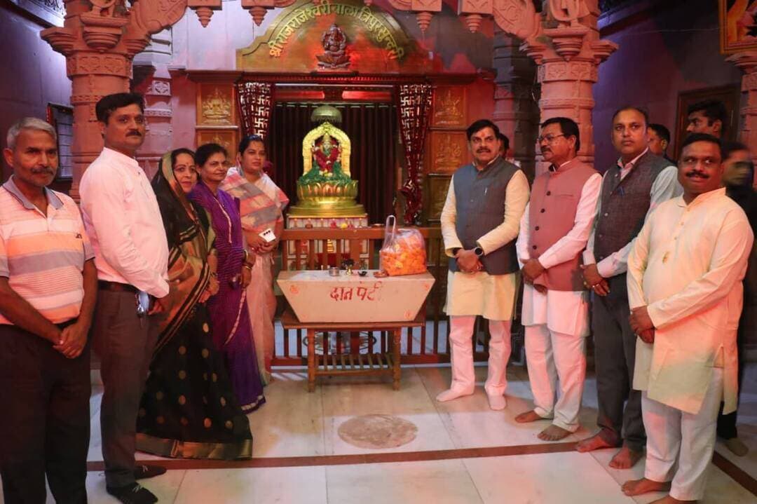 मुख्यमंत्री डॉ. यादव पहुंचे तीर्थनगरी ओंकारेश्वर
---
खेड़ीघाट में श्री राजराजेश्वरी त्रिपुर बाला सुंदरी मंदिर में सपत्नीक किए दर्शन-पूजन
---
मंगल दास त्यागी महाराज से भेंट कर लिया आशीर्वाद
---
मुख्यमंत्री डॉ. मोहन यादव बुधवार शाम श्रावण मास के पावन अवसर पर सपत्नीक तीर्थनगरी ओंकारेश्वर पहुंचे। ओंकारेश्वर हेलीपेड पर मुख्यमंत्री डॉ. यादव का जनप्रतिनिधियों एवं अधिकारियों द्वारा आत्मीय स्वागत किया गया। हेलीपेड से मुख्यमंत्री डॉ. यादव सीधे खेड़ीघाट के लिए रवाना हुए।
मुख्यमंत्री डॉ. मोहन यादव ने खेड़ीघाट स्थित प्रसिद्ध श्री राजराजेश्वरी त्रिपुर बाला सुंदरी मंदिर पहुंचकर सपत्नीक विधि-विधानपूर्वक मां राजराजेश्वरी के दर्शन एवं पूजन-अर्चन किया। उन्होंने श्रद्धापूर्वक मां राजराजेश्वरी का पूजन कर प्रदेशवासियों की सुख-समृद्धि, शांति एवं कल्याण की कामना की। मुख्यमंत्री डॉ. यादव के मंदिर पहुंचने पर मंदिर प्रबंधन एवं स्थानीय जनप्रतिनिधियों द्वारा उनका आत्मीय स्वागत किया गया। मुख्यमंत्री डॉ. यादव ने मंदिर परिसर में श्रद्धालुओं के लिए की गई व्यवस्थाओं की जानकारी ली तथा उपलब्ध सुविधाओं का अवलोकन किया। उन्होंने श्रद्धालुओं की सुविधा, सुचारू दर्शन व्यवस्था तथा मंदिर परिसर की व्यवस्थाओं के संबंध में भी जानकारी प्राप्त की।
मंगल दास त्यागी महाराज से लिया आशीर्वाद
मुख्यमंत्री डॉ. मोहन यादव खेड़ीघाट से रवाना होकर ओंकारेश्वर स्थित प्रसिद्ध संत मंगल दास त्यागी महाराज के आश्रम पहुंचे। यहां उन्होंने सपत्नीक मंगल दास त्यागी महाराज के दर्शन किए और उनका आशीर्वाद प्राप्त किया। इस अवसर पर मुख्यमंत्री डॉ. यादव ने धार्मिक एवं आध्यात्मिक परंपराओं के प्रति अपनी श्रद्धा व्यक्त की।
हेलीपेड पर जनप्रतिनिधियों एवं अधिकारियों ने किया स्वागत
ओंकारेश्वर हेलीपेड पर मुख्यमंत्री डॉ. मोहन यादव के आगमन पर जनजातीय कार्य विभाग के मंत्री डॉ. कुंवर विजय शाह, सांसद श्री ज्ञानेश्वर पाटिल, मांधाता विधायक श्री नारायण पटेल, पंधाना विधायक श्रीमती छाया मोरे, खंडवा की महापौर श्रीमती अमृता अमर यादव, जिला भाजपा अध्यक्ष श्री राजपाल सिंह तोमर, इंदौर संभागायुक्त श्री भास्कर लक्षकार, पुलिस महानिरीक्षक श्री अनुराग, कलेक्टर श्री ऋषव गुप्ता तथा पुलिस अधीक्षक श्री अगम जैन सहित अन्य जनप्रतिनिधियों एवं अधिकारियों ने पुष्पगुच्छ भेंट कर मुख्यमंत्री डॉ. यादव का आत्मीय स्वागत किया।
CM Madhya Pradesh
Jansampark Madhya Pradesh
General Administration Department, MP
Home Department of Madhya Pradesh
Department of Culture, Madhya Pradesh
PRO Jansampark Indore
#khandwa