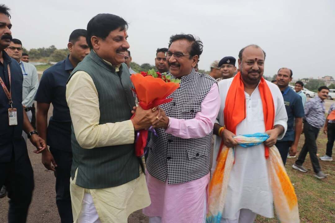 ➡️ मुख्यमंत्री डॉ. मोहन यादव का बुधवार शाम को ओंकारेश्वर आगमन हुआ। इस अवसर पर जनजातीय कार्य विभाग के मंत्री डॉ. कुंवर विजय शाह, सांसद श्री ज्ञानेश्वर पाटिल, मांधाता विधायक श्री नारायण पटेल, पंधाना विधायक श्रीमती छाया मोरे, खंडवा की महापौर श्रीमती अमृता अमर यादव, कमिश्नर इंदौर श्री भास्कर लक्षकार एवं पुलिस महानिरीक्षक श्री अनुराग, कलेक्टर श्री ऋषव गुप्ता और पुलिस अधीक्षक श्री अगम जैन ने पुष्प गुच्छ भेंटकर स्वागत किया।
CM Madhya Pradesh
Jansampark Madhya Pradesh
General Administration Department, MP
Home Department of Madhya Pradesh
Department of Culture, Madhya Pradesh
PRO Jansampark Indore
#khandwa