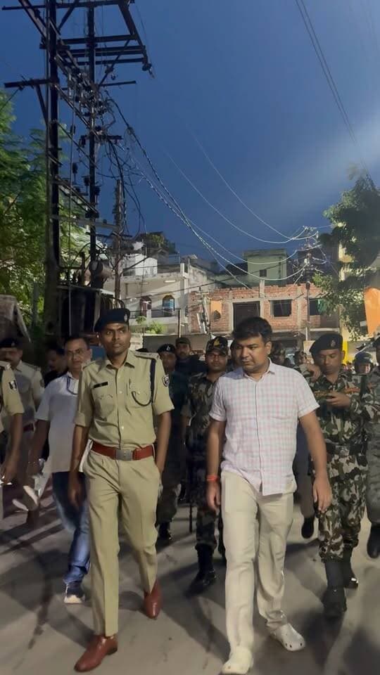 सासाराम शहर में ईद मिलादुन्नबी पर्व और जुलूस को लेकर डीएम दीपक कुमार मिश्रा एवं एसपी राज ने प्रमुख चौक-चौराहे का भ्रमण कर विधि-व्यवस्था का जायजा लिया।
#sasaram