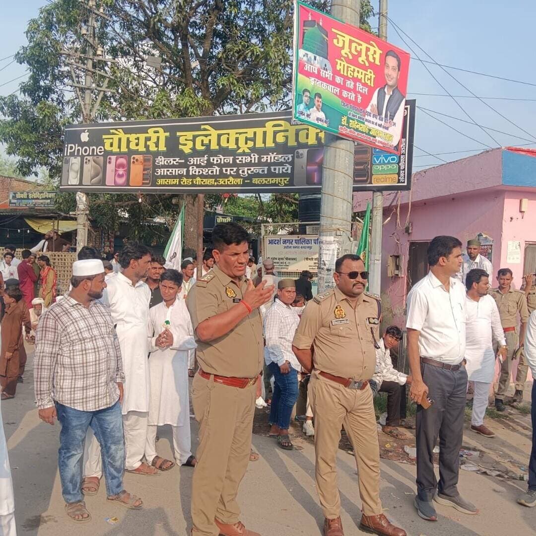बलरामपुर: ईद-ए-मिलाद-उन-नबी पर सुरक्षा सख्त, एएसपी विशाल पाण्डेय ने उतरौला में पैदल गश्त कर परखा सुरक्षा ढांचा
शांति व्यवस्था बनाए रखने के लिए चप्पे-चप्पे पर पुलिस बल तैनात
दंगा नियंत्रण उपकरण और बॉडी वॉर्न कैमरों से लैस दिखी पुलिस टीम
बलरामपुर (विशेष संवाददाता)। आगामी त्यौहार बारावफात (ईद-ए-मिलाद-उन-नबी) को शांतिपूर्ण, सकुशल एवं सौहार्दपूर्ण वातावरण में संपन्न कराने के लिए बलरामपुर पुलिस ने कमर कस ली है। पुलिस अधीक्षक श्री मार्तण्ड प्रकाश सिंह के सख्त निर्देशों के तहत जिले भर में व्यापक सुरक्षा इंतजाम किए गए हैं। इसी क्रम में अपर पुलिस अधीक्षक (एएसपी) श्री विशाल पाण्डेय ने उतरौला कस्बे का सघन दौरा कर सुरक्षा व्यवस्था का जायजा लिया।
संवेदनशील इलाकों में पैदल गश्त
एएसपी विशाल पाण्डेय ने उतरौला के मुख्य जुलूस मार्ग, ईदगाह, प्रमुख मस्जिदों, व्यस्त बाजारों, प्रमुख चौराहों और मिश्रित आबादी वाले संवेदनशील इलाकों में पुलिस बल के साथ फ्लैग मार्च किया। निरीक्षण के दौरान उन्होंने ऑन-ड्यूटी तैनात पुलिसकर्मियों की उपस्थिति और तत्परता की जांच की तथा उन्हें सतर्कता बरतने के आवश्यक दिशा-निर्देश दिए।
सुरक्षा उपकरणों की गहन जांच
भ्रमण के दौरान एएसपी ने पुलिस कर्मियों के पास मौजूद दंगा नियंत्रण उपकरणों, बॉडी वॉर्न कैमरों, लाउडहेलर और अन्य आधुनिक सुरक्षा तंत्र को जांचा-परखा। उन्होंने अधिकारियों को निर्देश दिया कि जुलूस मार्गों पर सीसीटीवी और ड्रोन कैमरों के माध्यम से भी निगरानी रखी जाए ताकि किसी भी तरह की अराजकता को समय रहते रोका जा सके।
पुलिस की अपील:
"ईद-ए-मिलाद-उन-नबी का त्यौहार आपसी सौहार्द और भाईचारे के साथ मनाएं। किसी भी तरह की अफवाह पर ध्यान न दें और संदिग्ध गतिविधि या व्यक्ति की सूचना तुरंत डायल 112 या नजदीकी थाने को दें।" — बलरामपुर पुलिस