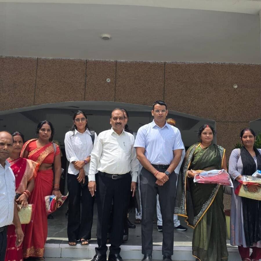 मातृशक्ति को दोहरी सौगात: 60 पार बुजुर्ग महिलाओं को आजीवन और रक्षाबंधन पर सभी बहनों को सहयोगी संग फ्री बस सफर
कलेक्ट्रेट में गूंजा नारी सम्मान का पर्व, सीएम योगी ने हरी झंडी दिखाकर ‘लोकमाता अहिल्याबाई मातृशक्ति यात्रा’ का किया आगाज़
बलरामपुर ब्यूरो | 26 अगस्त 2026
नारी सम्मान, सुरक्षा और स्वावलंबन को नई उड़ान देते हुए प्रदेश सरकार ने रक्षाबंधन से ठीक पहले माताओं-बहनों के लिए अपनी तिजोरी खोल दी है। मुख्यमंत्री योगी आदित्यनाथ ने राजधानी लखनऊ से बहुप्रतीक्षित ‘लोकमाता अहिल्याबाई मातृशक्ति यात्रा’ का भव्य शुभारंभ किया। इस ऐतिहासिक योजना के तहत अब प्रदेश की 60 वर्ष या उससे अधिक उम्र की बुजुर्ग महिलाओं को रोडवेज बसों में जीवनभर के लिए मुफ़्त सफर का तोहफा मिला है।
बलरामपुर कलेक्ट्रेट में सजा उत्सव का माहौल
लखनऊ में आयोजित मुख्य समारोह का सीधा प्रसारण बलरामपुर कलेक्ट्रेट सभागार में देखा गया। मुख्यमंत्री जी का संबोधन सुनते ही पूरा कलेक्ट्रेट परिसर तालियों की गड़गड़ाहट से गूंज उठा। इस खास मौके पर जिलाधिकारी डॉ. विपिन कुमार जैन, पालिका अध्यक्ष धीरेंद्र प्रताप सिंह 'धीरू' और सदर विधायक प्रतिनिधि ब्रजेंद्र तिवारी ने महिलाओं को साड़ी व मिष्ठान भेंट कर रक्षाबंधन की बधाई दी।