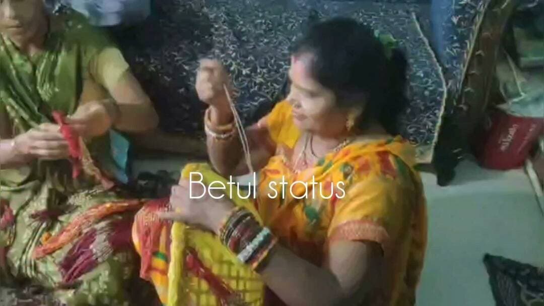 अटल सेना के रक्षाबंधन उत्सव की भव्य तैयारी, अनोखे अंदाज में मनाया जाएगा 27वां राखी उत्सव — राखी की शोभायात्रा से गूंजेगा गंज! 🪢🎉
बैतूल। अटल सेना के श्रद्धा और भावनाओं से जुड़े रक्षाबंधन उत्सव के 27वें वर्ष में प्रवेश को लेकर तैयारियां जोर-शोर से चल रही हैं। 27 अगस्त 2026, गुरुवार को सुबह 11 बजे राधा-कृष्ण धर्मशाला, बैतूल गंज में यह विशेष आयोजन होगा।
समिति की प्रमुख सदस्य श्रीमती कृष्णा नामदेव ने बुधवार दोपहर 2 बजे बताया कि इस बार रक्षाबंधन उत्सव को अनोखे अंदाज में मनाने का निर्णय लिया गया है। आयोजन से पहले राखी से सजी डलिया के साथ भव्य शोभायात्रा गंज के प्रमुख मार्गों से निकाली जाएगी। इस दौरान राखी का पूजन भी किया जाएगा।
कार्यक्रम स्थल पर विधिवत पूजन के बाद सबसे पहले भगवान शिव को राखी अर्पित की जाएगी। इसके बाद सभी बहनें अपने भाई केंदु बाबा को राखी बांधकर भाई-बहन के पवित्र रिश्ते और सामाजिक सद्भाव का संदेश देंगी।
आयोजन की तैयारियों में श्रीमती सेवती साहू, सरिता पाल, ज्योति राठौर, किरण भूमध्यकर, नर्मदा शेषकर, किरण पवार, सुधा खंडारे सहित अन्य बहनें जुटी हुई हैं। सभी बहनों को निमंत्रण पहुंचा दिया गया है। समिति ने सभी से प्रवेश पास लेकर निर्धारित समय पर उपस्थित होने की अपील की है।
रक्षाबंधन के इस अनूठे आयोजन को लेकर बहनों में खासा उत्साह है। ❤️🙏
#अटलसेना #रक्षाबंधनउत्सव #27वांराखीउत्सव #बैतूल #बैतूलगंज #राखीशोभायात्रा #रक्षाबंधन #केंदुबाबा #भाईबहनकारिश्ता #सामाजिकसद्भाव #राधाकृष्णधर्मशाला #बैतूलसमाचार #Betul #BetulNews #RakshaBandhan #AtalSena #ViralNews