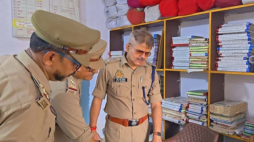 *पुलिस अधीक्षक कासगंज ओम प्रकाश सिंह द्वारा थाना गंजडुण्डवारा व थाना सिढ़पुरा का किया गया आकस्मिक निरीक्षण, जनसुनवाई एवं पुलिसिंग व्यवस्था की समीक्षा कर दिए आवश्यक दिशा-निर्देश।*
जनपद कासगंज, उत्तर प्रदेश 26 अगस्त 2026
*त्योहारों के दृष्टिगत सख्त हुए एसपी कासगंज - अपराधियों की धरपकड़ और महिला सुरक्षा पर दिया विशेष जोर*
आज को जनपद में कानून व्यवस्था को और अधिक सुदृढ़ बनाने के लिए *पुलिस अधीक्षक कासगंज श्री ओ. पी. सिंह* ने थाना गंजडुण्डवारा व थाना सिढ़पुरा का आकस्मिक निरीक्षण किया।
*एसपी ओ. पी. सिंह* के नेतृत्व में यह निरीक्षण त्यौहारों के मद्देनजर बेहद महत्वपूर्ण रहा। महोदय द्वारा थाना कार्यालय, अभिलेख, परिसर, मिशन शक्ति केंद्र एवं पुलिसिंग से संबंधित विभिन्न व्यवस्थाओं का बारीकी से जायजा लिया गया।
*अपराध नियंत्रण पर सख्त निर्देश -* निरीक्षण के दौरान *पुलिस अधीक्षक महोदय* ने थाना क्षेत्र में अपराध की स्थिति की समीक्षा करते हुए चिन्हित अपराधियों के भौतिक सत्यापन, वांछित एवं वारंटी अभियुक्तों की गिरफ्तारी तथा चल रहे विभिन्न अभियानों की प्रगति जानी। उन्होंने स्पष्ट निर्देश दिए कि अपराध एवं अपराधियों पर प्रभावी अंकुश के लिए नियमित गश्त, भ्रमण और संदिग्ध व्यक्तियों/वाहनों की सघन चेकिंग की जाए। लंबित विवेचनाओं का गुणवत्तापूर्ण एवं समयबद्ध निस्तारण सुनिश्चित किया जाए। जनसुनवाई के दौरान पुलिस का व्यवहार शालीन एवं सहयोगात्मक होना चाहिए।
*महिला एवं बालिका सुरक्षा पर विशेष जोर -* *एसपी ओ. पी. सिंह* द्वारा मिशन शक्ति केंद्र पर तैनात महिला पुलिस कर्मियों को महिलाओं एवं बालिकाओं से संबंधित शिकायतों पर त्वरित एवं संवेदनशील कार्रवाई के निर्देश दिए। उन्होंने कहा कि मिशन शक्ति अभियान को प्रभावी ढंग से चलाकर महिलाओं में पुलिस के प्रति विश्वास और मजबूत किया जाए।
*त्यौहारों पर विशेष सतर्कता -* *पुलिस अधीक्षक कासगंज* ने त्यौहारों के दौरान मुख्य बाजार, चौराहों एवं भीड़-भाड़ वाले स्थानों पर पैदल गश्त, प्रभावी निगरानी और किसी भी सूचना पर तत्काल मौके पर पहुंचकर कार्रवाई करने के निर्देश दिए।
संवाददाता हरी ओम प्रकाश