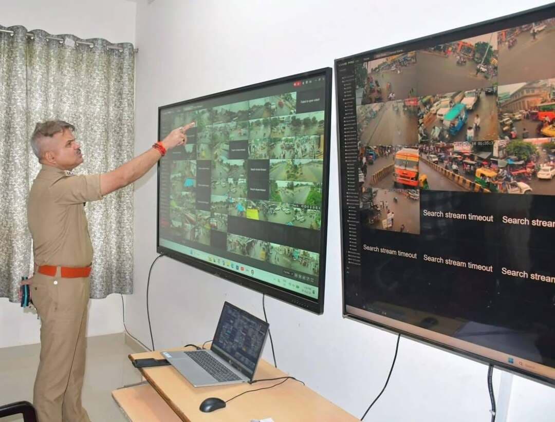 *पुलिस अधीक्षक कासगंज द्वारा त्यौहारों के दृष्टिगत पुलिस कंट्रोल रूम का किया गया आकस्मिक निरीक्षण*
जनपद कासगंज ,उत्तर प्रदेश 26 अगस्त 2026
जनपद में सुदृढ़ कानून एवं शांति व्यवस्था बनाए रखने हेतु *पुलिस अधीक्षक कासगंज ओ०पी० सिंह* सदैव अग्रिम पंक्ति में सक्रिय रहते हैं। उनके कुशल नेतृत्व एवं दूरदर्शी सोच का ही परिणाम है कि जनपद में अपराध नियंत्रण के साथ-साथ आमजन में सुरक्षा की भावना और मजबूत हुई है। श्री सिंह द्वारा त्यौहारों से पूर्व स्वयं फील्ड में उतरकर व्यवस्थाओं का जायजा लेना उनकी कार्यशैली की गंभीरता को दर्शाता है। वे तकनीक आधारित पुलिसिंग पर विशेष जोर देते हैं, जिससे किसी भी अप्रिय घटना को समय रहते रोका जा सके। इसी क्रम में आज आगामी त्यौहारों को सकुशल, सुरक्षित एवं शांतिपूर्ण वातावरण में सम्पन्न कराने हेतु एसपी द्वारा पुलिस कंट्रोल रूम कासगंज का आकस्मिक निरीक्षण किया गया।
निरीक्षण के दौरान पुलिस अधीक्षक ओ0 पी0 सिंह द्वारा कंट्रोल रूम में स्थापित सीसीटीवी कैमरों के डिस्प्ले सिस्टम एवं मॉनिटरिंग का गहनता से अवलोकन किया गया। मुख्य बाजारों, चौराहों, भीड़-भाड़ वाले स्थानों एवं संवेदनशील स्थलों पर लगे कैमरों की लाइव फीड को चेक कर कार्यकुशलता परखी गई।
पुलिस अधीक्षक ओ0 पी0 सिंह द्वारा कर्मचारियों को निर्देशित किया गया कि 24x7 सतत निगरानी सुनिश्चित की जाए, खराब कैमरों को तत्काल ठीक कराया जाए, संदिग्ध गतिविधियों पर विशेष नजर रखी जाए और किसी भी महत्वपूर्ण सूचना पर तत्काल वरिष्ठ अधिकारियों को अवगत कराकर त्वरित कार्यवाही की जाए।
संवाददाता हरी ओम प्रकाश