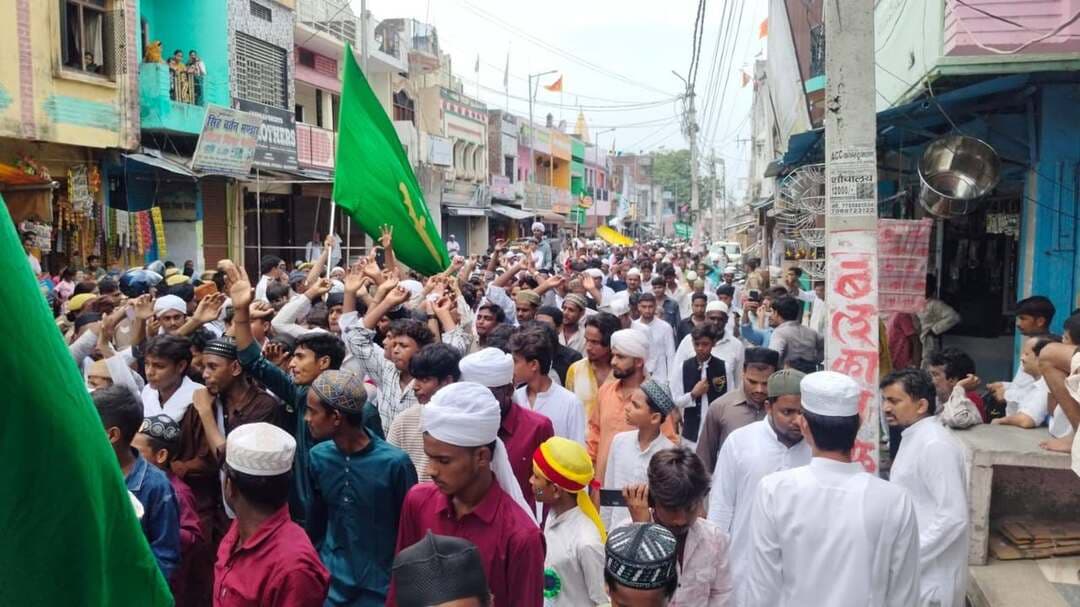 ईद मिलादुन्नबी पर अकीदत व एहतराम के साथ निकला जुलूस, सुरक्षा रही चाक-चौबंद
ललिया (बलरामपुर)। ईद मिलादुन्नबी के मुबारक मौके पर ललिया क्षेत्र में जुलूस-ए-मुहम्मदी अकीदत और एहतराम के साथ निकाला गया। इमाम अहमद रजा फाउंडेशन की अगुवाई में निकले जुलूस में बड़ी संख्या में अकीदतमंद शामिल हुए।
इन मार्गों से गुजरा जुलूस
तकिया ➡️ सेखनपुरवा ➡️ मथुरा बाजार ➡️ घनघटा ➡️ मूर्तिहवा ➡️ साईं पुरवा ➡️ प्राणपुर समेत विभिन्न मार्गों से होता हुआ जुलूस दरगाह पीर हनीफ पहुंचा, जहां दुआ व सलाम के साथ समापन हुआ।
उलमा-ए-किराम का किया गया इस्तकबाल
मथुरा चौराहे पर इमाम अहमद रजा फाउंडेशन की ओर से तमाम उलमा-ए-किराम का फूल-मालाओं और शील्ड देकर सम्मान व इस्तकबाल किया गया। इस दौरान आपसी भाईचारे, मोहब्बत और अमन-ओ-अमान का संदेश दिया गया।
सुरक्षा रही चाक-चौबंद
जुलूस को लेकर पुलिस और प्रशासन की ओर से सुरक्षा के व्यापक इंतजाम किए गए थे। भारी संख्या में पुलिस बल और पीएसी के जवान तैनात रहे। उप जिलाधिकारी न्यायिक, क्षेत्राधिकारी ललिया डीके श्रीवास्तव, खंड विकास अधिकारी हरैया सतघरवा नंदकुमार पांडेय और थाना प्रभारी मृत्युंजय सिंह समेत अधिकारी सुरक्षा व्यवस्था पर नजर बनाए रहे।
जुलूस के दौरान क्षेत्र में अमन-ओ-अमान और भाईचारे का माहौल बना रहा। आयोजकों ने जुलूस में शामिल सभी अकीदतमंदों और प्रशासन का सहयोग करने वाले लोगों का शुक्रिया अदा किया।
🔴 बलरामपुर की हर बड़ी खबर के लिए जुड़े रहें…
#EidMiladUnNabi #ईदमिलादुन्नबी #जुलूसेमुहम्मदी #मिलादुन्नबी #ईदमिलाद #जुलूस #ललिया #ललिया_बलरामपुर #बलरामपुर #बलरामपुर_न्यूज #बलरामपुर_ब्रेकिंग #उत्तरप्रदेश #यूपी_न्यूज #UPNews #BalrampurNews #Laliyabalrampur #BreakingNews #LatestNews #NewsUpdate #SocialMediaNews #अमन_ओ_अमान #भाईचारा #आपसी_सौहार्द #मोहब्बत #उलमा_ए_किराम #इमाम_अहमद_रजा_फाउंडेशन #सुनहरा_संसार #अहमद_रजा #SunehraSansar #AhmadRaza #UPNewsउत्तरप्रदेश #News #ViralNews