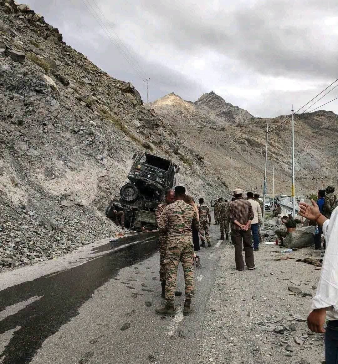 किन्नौर के नाको के पास सेना का वाहन पलटा, दो जवान गंभीर रूप से घायल
हिमाचल प्रदेश के किन्नौर जिले में नाको से कुछ आगे सड़क पर ब्रेक फेल होने के कारण सेना का एक वाहन अनियंत्रित होकर पलट गया। हादसे के दौरान सामने से आ रहा एक अन्य वाहन भी इसकी चपेट में आकर पलट गया। दुर्घटना में दो सैनिकों के गंभीर रूप से घायल होने की सूचना है, जबकि अन्य लोगों को मामूली चोटें आई हैं। घायलों को उपचार के लिए अस्पताल पहुंचाया गया है। हादसे के कारणों की जांच की जा रही है।
#किन्नौर #नाको #हिमाचलप्रदेश #सेनावाहन #ArmyVehicle #ArmyAccident #SoldiersInjured #RoadAccident #HimachalNews #KinnaurNews #BreakingNews #AccidentNews #IndianArmy #Nako #himachalpradesh