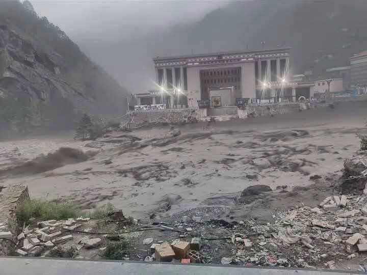 नेपाल के रसुवागढ़ी सीमा क्षेत्र में फ्लैश फ्लड का कहर, भोटेकोशी नदी ने मचाई भारी तबाही
चीन के तिब्बत क्षेत्र में हुई अत्यधिक भारी बारिश के बाद भोटेकोशी नदी में अचानक तेज बाढ़ आ गई। इस फ्लैश फ्लड ने नेपाल के रसुवागढ़ी सीमा क्षेत्र में भारी तबाही मचा दी। अचानक बढ़े नदी के जलस्तर और तेज बहाव से आसपास के इलाकों में अफरा-तफरी मच गई और कई क्षेत्रों में जनजीवन प्रभावित हुआ।