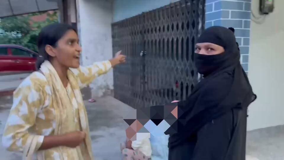 तीन बच्चियों संग हिंदू महिला अपने मुस्लिम पति के घर हक की मांग को लेकर धरने पर बैठी, हंगामा की सूचना पर पहुंची पुलिस भी उलझी, पति लखनऊ में हत्या के आरोप में जेल में है निरुद्ध
https://abckhabar.in/?p=7787