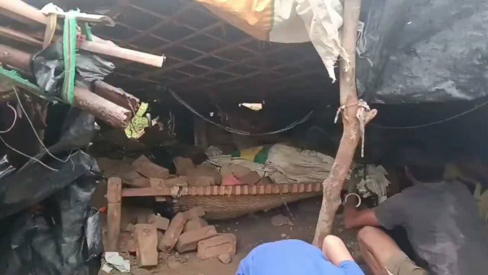 #रसूलाबाद तंबू में रह रहे परिवार पर बारिश का कहर,दीवार गिरने से किसान मलबे में दबकर घायल...
#rasulabad #KanpurDehat