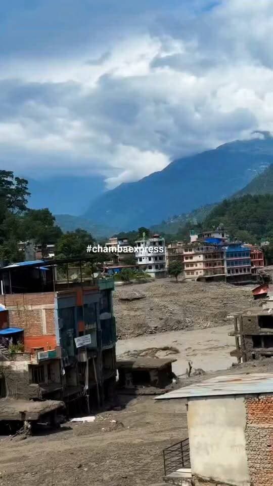 "चारों तरफ तबाही का मंजर! नेपाल में आई इस बाढ़ ने सब कुछ तहस-नहस कर दिया है।तभी आसमान से पहुंची उम्मीद की किरण। नेपाली सेना ने शुरू किया दिल थाम देने वाला रेस्क्यू ऑपरेशन।छत पर फंसे इस युवक के लिए ये जवान किसी भगवान से कम नहीं थे।
देखिए ये रोंगटे खड़े कर देने वाला वीडियो, कैसे बचाई गई एक अनमोल जान।सेना की इस बहादुरी के लिए एक लाइक तो बनता है!"
