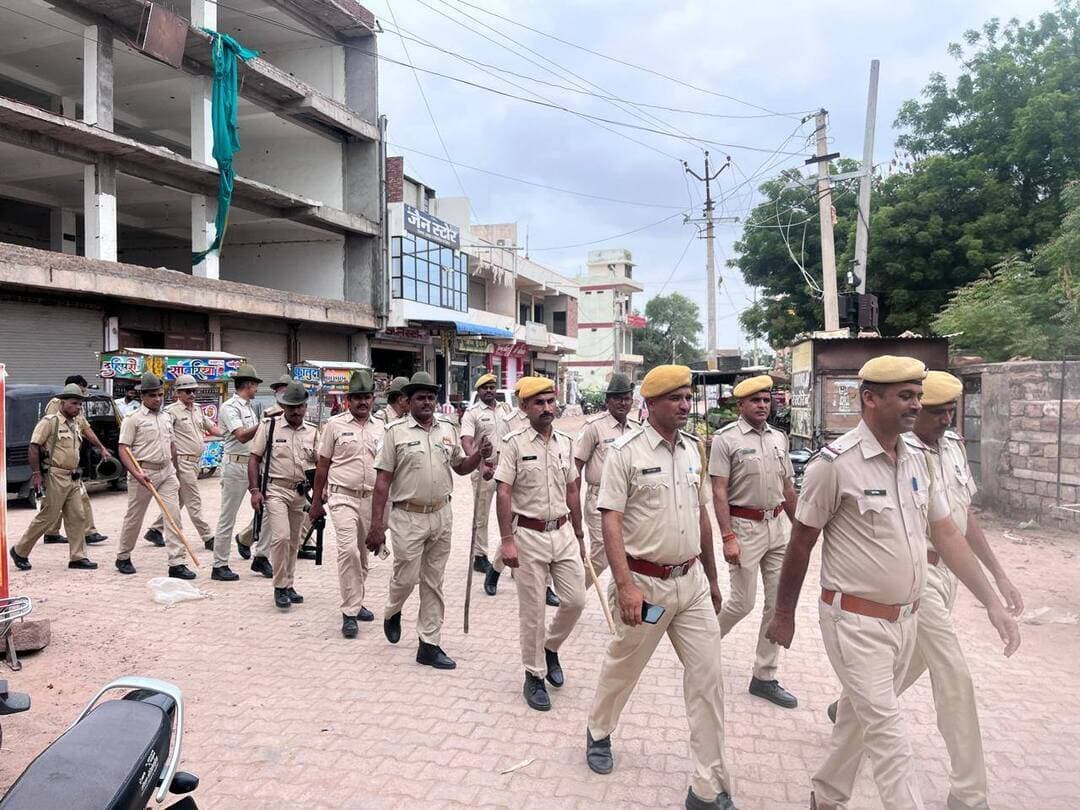 बालेसर में भय मुक्त और निष्पक्ष चुनाव करवाने के लिए पुलिस और RAC के जवानों ने किया फ्लैगमार्च ....