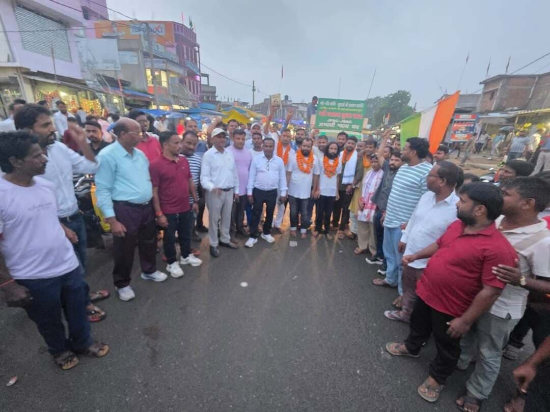 भर्ती सुधार यात्रा के तीसरे दिन गिरिडीह पहुंची, देवेंद्र नाथ महतो बोले- युवाओं के साथ धोखा कर रही सरकार
रांची, 26 अगस्त। जेपीएससी-जेएसएससी अभ्यर्थी न्याय मंच के नेतृत्व में चल रही भर्ती सुधार यात्रा बुधवार को अपने तीसरे दिन गिरिडीह पहुंची। यात्रा की शुरुआत चतरा के इटखोरी स्थित मां भद्रकाली मंदिर में पूजा-अर्चना के साथ हुई।
इसके बाद चतरा और कोडरमा के कई इलाकों में जन-जागरण कार्यक्रम और पदयात्रा की गई। देहर, चौपारण, बटबीघा, उरवां, बरही, सुभाष चौक, झंडा मोड़ और महाराणा प्रताप चौक में युवाओं और अभ्यर्थियों से संवाद किया गया। वहीं गिरिडीह के डोमचांच, घोड़थंभा और गोरीमहुआ में जनसभा का आयोजन हुआ।
यात्रा का नेतृत्व कर रहे छात्र नेता देवेंद्र नाथ महतो ने सरकार पर युवाओं के भविष्य के साथ खिलवाड़ करने का आरोप लगाया। उन्होंने कहा कि झारखंड की युवा पीढ़ी को पारदर्शी और निष्पक्ष भर्ती व्यवस्था की जरूरत है। जब तक छात्रों के भविष्य की गारंटी और भर्ती व्यवस्था में सुधार नहीं होता, तब तक आंदोलन जारी रहेगा।
बताया गया कि भर्ती सुधार यात्रा की शुरुआत रामगढ़ के नेमरा से हुई है। यात्रा के माध्यम से राज्य के अलग-अलग जिलों में पहुंचकर युवाओं और अभ्यर्थियों को भर्ती व्यवस्था में सुधार के लिए जागरूक किया जा रहा है। यात्रा का अगला पड़ाव देवघर बताया गया है।
यात्रा के दौरान देवेंद्र नाथ महतो समेत बड़ी संख्या में छात्र, अभिभावक और समर्थक मौजूद रहे।
#भर्ती_सुधार_यात्रा #DevendraNathMahto #DevendraMahto #JPSC #JSSC #JharkhandNews #JharkhandYouth #StudentProtest #RecruitmentReform #JharkhandJobs #GiridihNews #KodermaNews #ChatraNews #DeogharNews #JharkhandStudents #JharkhandPolitics #ViralNews #BreakingNews