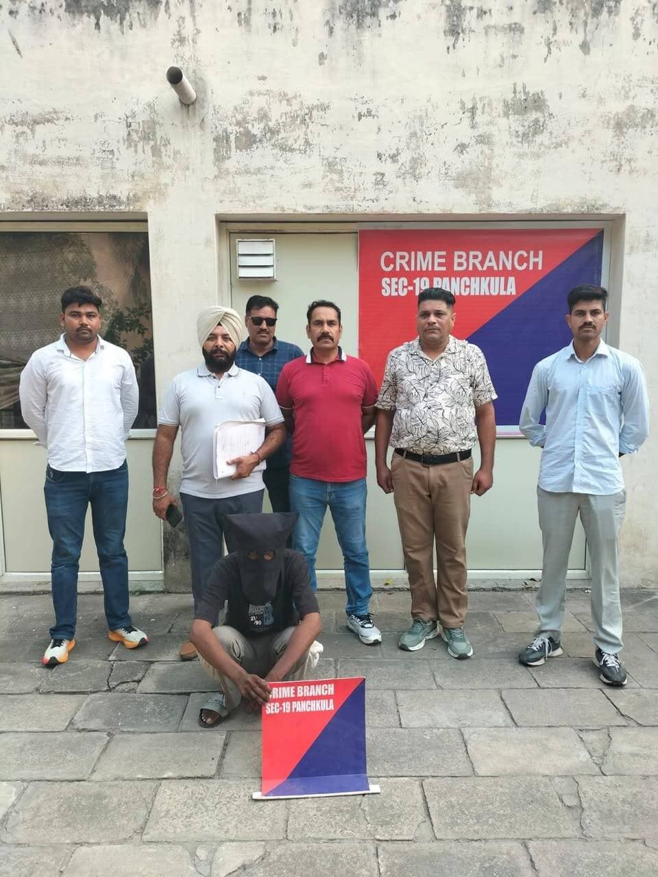सेक्टर-7 में युवती से चाकू की नोक पर मोबाइल लूटने वाला आरोपी 36 घंटे में गिरफ्तार, आरोपी 2 दिन के पुलिस रिमांड पर
पंचकूला/ 26 अगस्त :- पंचकूला में महिलाओं की सुरक्षा और अपराधों की रोकथाम को लेकर पुलिस द्वारा लगातार प्रभावी कार्रवाई की जा रही है। पुलिस कमिश्नर आईपीएस पंकज नैन के नेतृत्व में पुलिस टीमें अपराधियों पर लगातार नजर रखते हुए वारदातों के बाद त्वरित कार्रवाई कर रही हैं। इसी कड़ी में थाना सेक्टर-7 क्षेत्र में युवती के साथ चाकू की नोक पर लूट व छेड़छाड़ के मामले में पंचकूला पुलिस ने महज 36 घंटे के भीतर आरोपी को गिरफ्तार कर महत्वपूर्ण सफलता हासिल की है। गिरफ्तार आरोपी की पहचान नीरज निवासी जिला रायबरेली, उत्तर प्रदेश, हाल किरायेदार चंडीगढ़, उम्र 26 वर्ष के रूप में हुई है। आरोपी को अदालत में पेश करने के बाद 2 दिन के पुलिस रिमांड पर लिया गया है।
डीसीपी क्राइम एंड ट्रैफिक आईपीएस अमरिंदर सिंह के अनुसार 23 अगस्त की रात करीब 9:30 बजे सेक्टर-7 क्षेत्र में युवती के साथ यह वारदात हुई थी। आरोपी ने चाकू की नोक पर युवती का मोबाइल फोन छीन लिया तथा छेड़छाड़ कर फरार हो गया। मामले में भारतीय न्याय संहिता की धारा 74 व 309(4) के तहत थाना सेक्टर-7 में मुकदमा दर्ज किया गया। जिसमें जांच के दौरान क्राइम ब्रांच-2 की टीम ने इन्चार्ज प्रवीण मलिक की अगुवाई में गुप्त सूचना के आधार पर आरोपी नीरज को गिरफ्तार किया गया। आरोपी से रिमांड के दौरान वारदात में प्रयुक्त स्प्लेंडर मोटरसाइकिल तथा वारदात के दौरान लूटा गया मोबाइल फोन बरामद करने के प्रयास किए जा रहे है।
पुलिस कमिश्नर आईपीएस पंकज नैन ने कहा कि आरोपी से अन्य स्नैचिंग वारदातों के संबंध में भी गहन पूछताछ की जा रही है। उन्होंने कहा कि पुलिस की प्राथमिकता आमजन को सुरक्षित वातावरण उपलब्ध कराना है। पुलिस की टीमें लगातार फील्ड में सक्रिय हैं और चोरी व स्नैचिंग जैसी वारदातों पर जीरो टॉलरेंस की नीति के तहत कार्रवाई की जा रही है। उन्होंने कहा कि अपराध की रोकथाम के साथ-साथ वारदात होने के बाद तत्काल कार्रवाई सुनिश्चित करने के लिए सभी टीमों को स्पष्ट निर्देश दिए गए हैं।