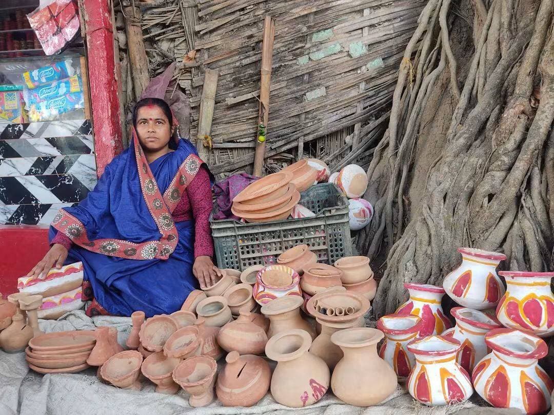 सफलता की कहानी
अररिया, 26 अगस्त 2026
मिट्टी के बर्तन निर्माण से आत्मनिर्भर बनीं बबली देवी
मदनपुर, अररिया निवासी बबली देवी का परिवार पारंपरिक रूप से मिट्टी के बर्तन बनाने का कार्य करता है। परिवार में पति-पत्नी, तीन बेटियाँ (15, 13 एवं 11 वर्ष) तथा एक 8 वर्षीय बेटा सहित कुल छह सदस्य हैं। पति की नियमित आय नहीं होने के कारण परिवार का मुख्य सहारा बबली देवी का व्यवसाय ही है। सीमित आय के कारण परिवार को आर्थिक कठिनाइयों का सामना करना पड़ता था तथा बच्चों की पढ़ाई और घरेलू खर्चों का प्रबंधन भी चुनौतीपूर्ण था।
गांव की अन्य जीविका दीदियों के प्रेरित करने पर बबली देवी स्वयं सहायता समूह से जुड़ीं। समूह से जुड़ने के बाद उन्हें नियमित बचत, बैठक, बैंकिंग व्यवस्था तथा ऋण सुविधा की जानकारी मिली। आवश्यकता पड़ने पर उन्होंने समूह के माध्यम से ऋण लेकर अपने पारंपरिक व्यवसाय को आगे बढ़ाने का प्रयास किया।
जीविका से जुड़ने के बाद बबली देवी ने मिट्टी के बर्तन निर्माण के कार्य को अधिक व्यवस्थित तरीके से करना शुरू किया। समूह से प्राप्त सहयोग और वित्तीय सहायता के कारण उन्होंने कच्चे माल की उपलब्धता सुनिश्चित की तथा उत्पादन बढ़ाया। वर्तमान में उनकी मासिक आय लगभग ₹8,000 हो गई है, जिससे परिवार की आर्थिक स्थिति पहले की तुलना में काफी बेहतर हुई है। वे धीरे-धीरे अपने ऋण का भी भुगतान कर रही हैं।
जीविका से जुड़ने के बाद बबली देवी के परिवार की आर्थिक स्थिति में उल्लेखनीय सुधार आया है। अब वे बच्चों की शिक्षा, घरेलू आवश्यकताओं तथा अन्य खर्चों का बेहतर ढंग से प्रबंधन कर पा रही हैं। समूह से जुड़ने के कारण उनमें आत्मविश्वास बढ़ा है और वे नियमित रूप से समूह की बैठकों एवं सामुदायिक गतिविधियों में भाग लेती हैं।
बबली देवी का कहना है कि जीविका से जुड़ना उनके जीवन का एक महत्वपूर्ण निर्णय रहा। इससे उन्हें आर्थिक सहायता के साथ-साथ आत्मनिर्भर बनने का अवसर मिला। उनका अनुभव जीविका के साथ अत्यंत सकारात्मक रहा है।
